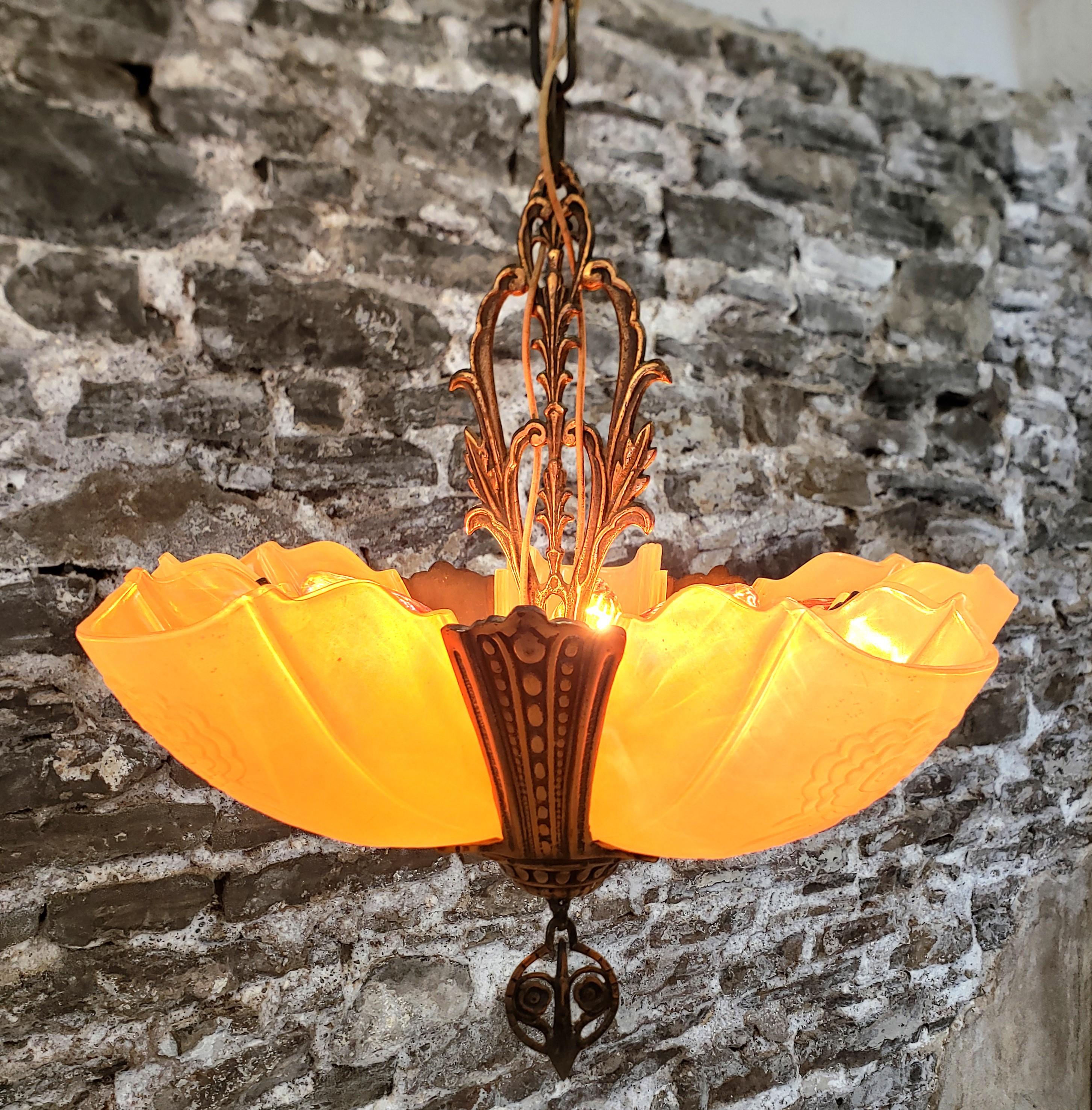 Art-Déco-Kronleuchter mit fünf Leuchten und Slip-Schirm von Crown Lighting Co. (amerikanisch) im Angebot