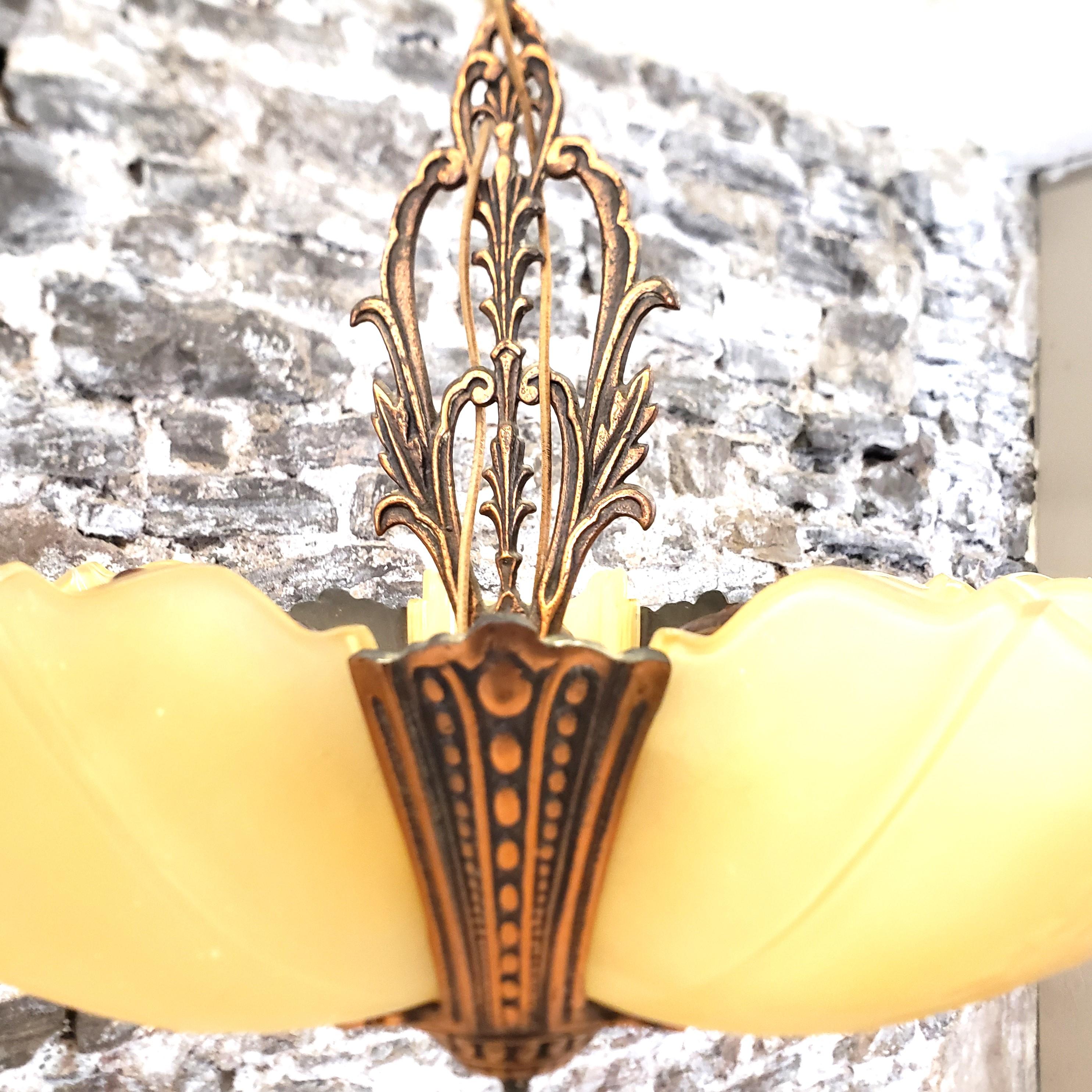 Art-Déco-Kronleuchter mit fünf Leuchten und Slip-Schirm von Crown Lighting Co. (20. Jahrhundert) im Angebot