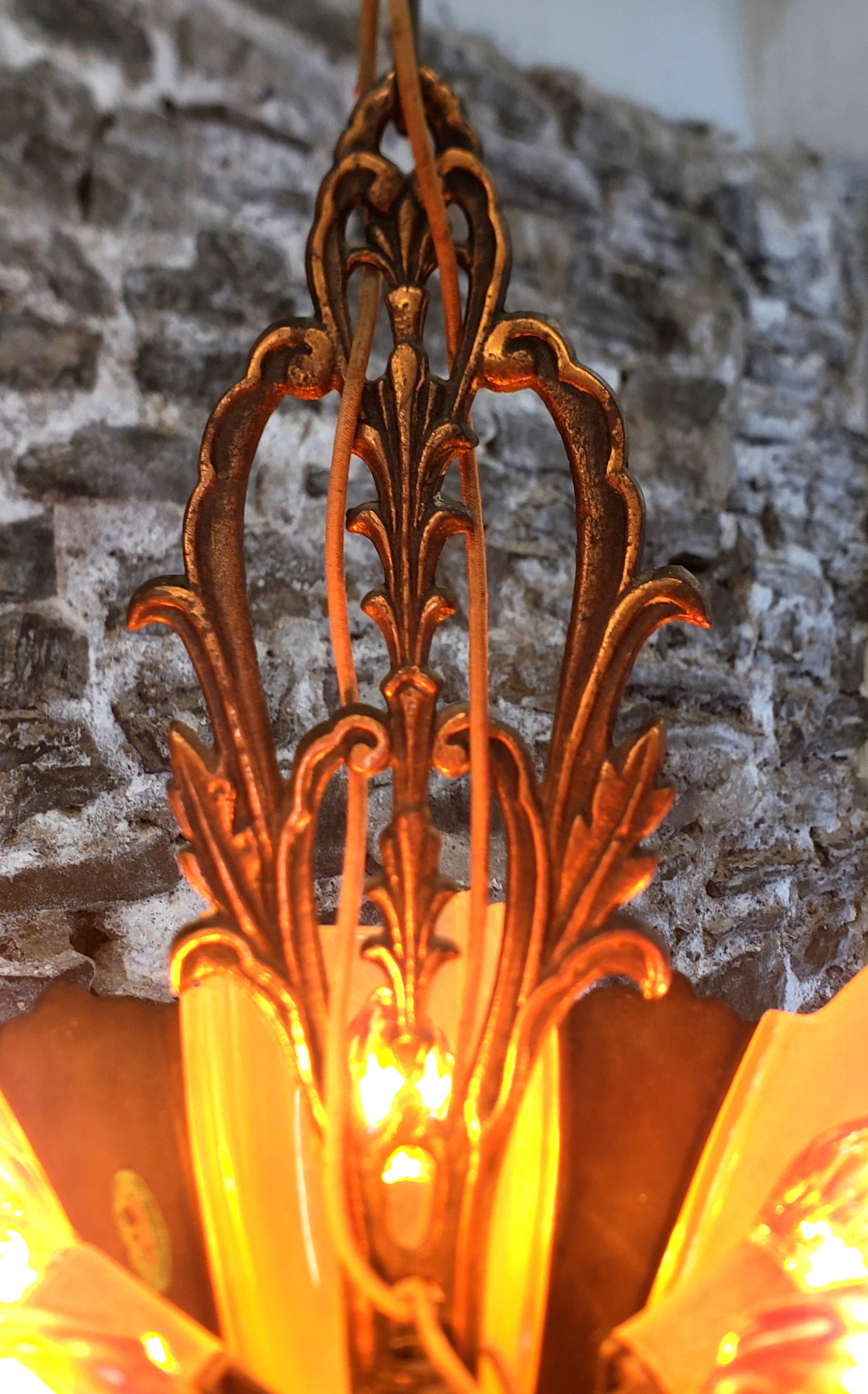 Art-Déco-Kronleuchter mit fünf Leuchten und Slip-Schirm von Crown Lighting Co. (Glas) im Angebot