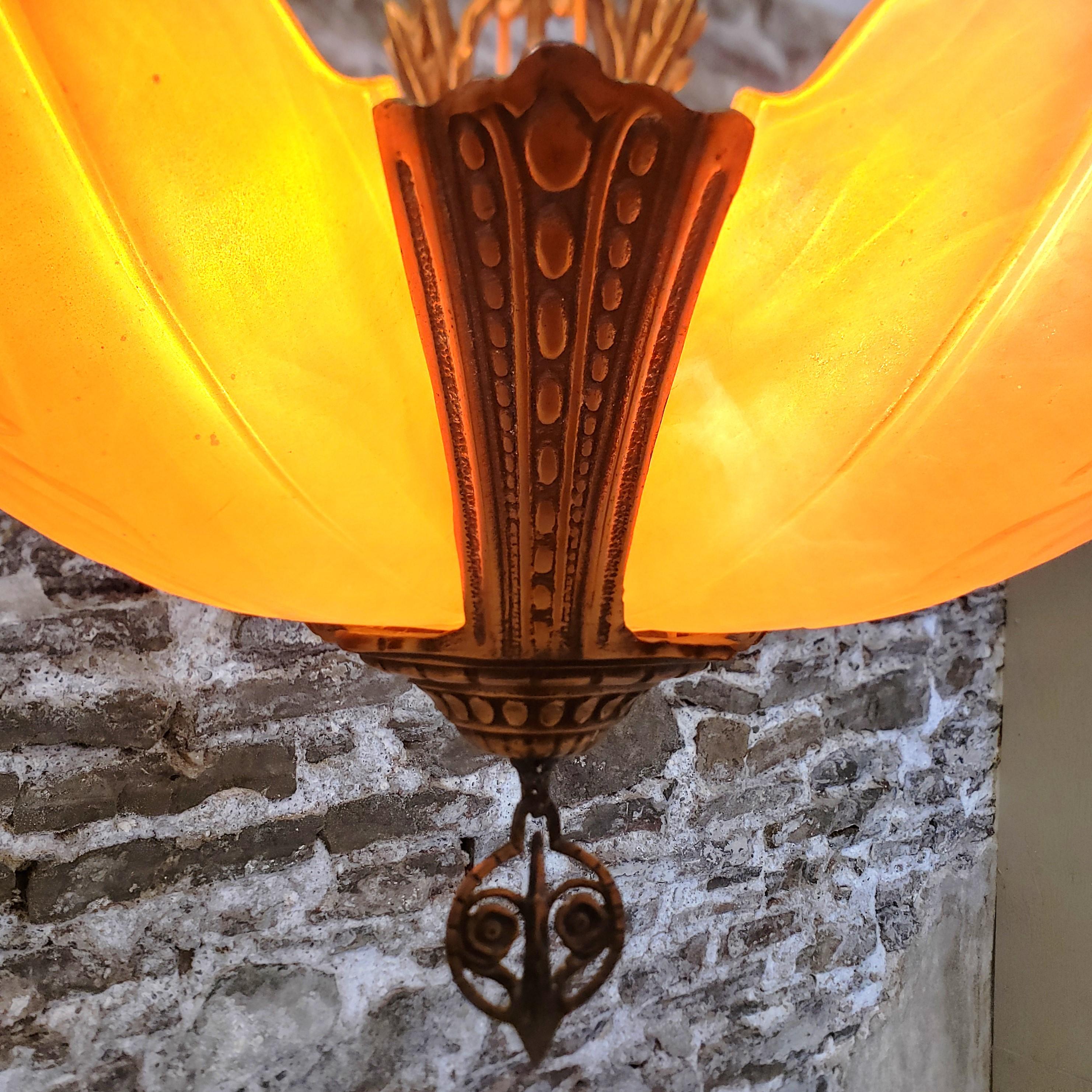 Art-Déco-Kronleuchter mit fünf Leuchten und Slip-Schirm von Crown Lighting Co. im Angebot 1