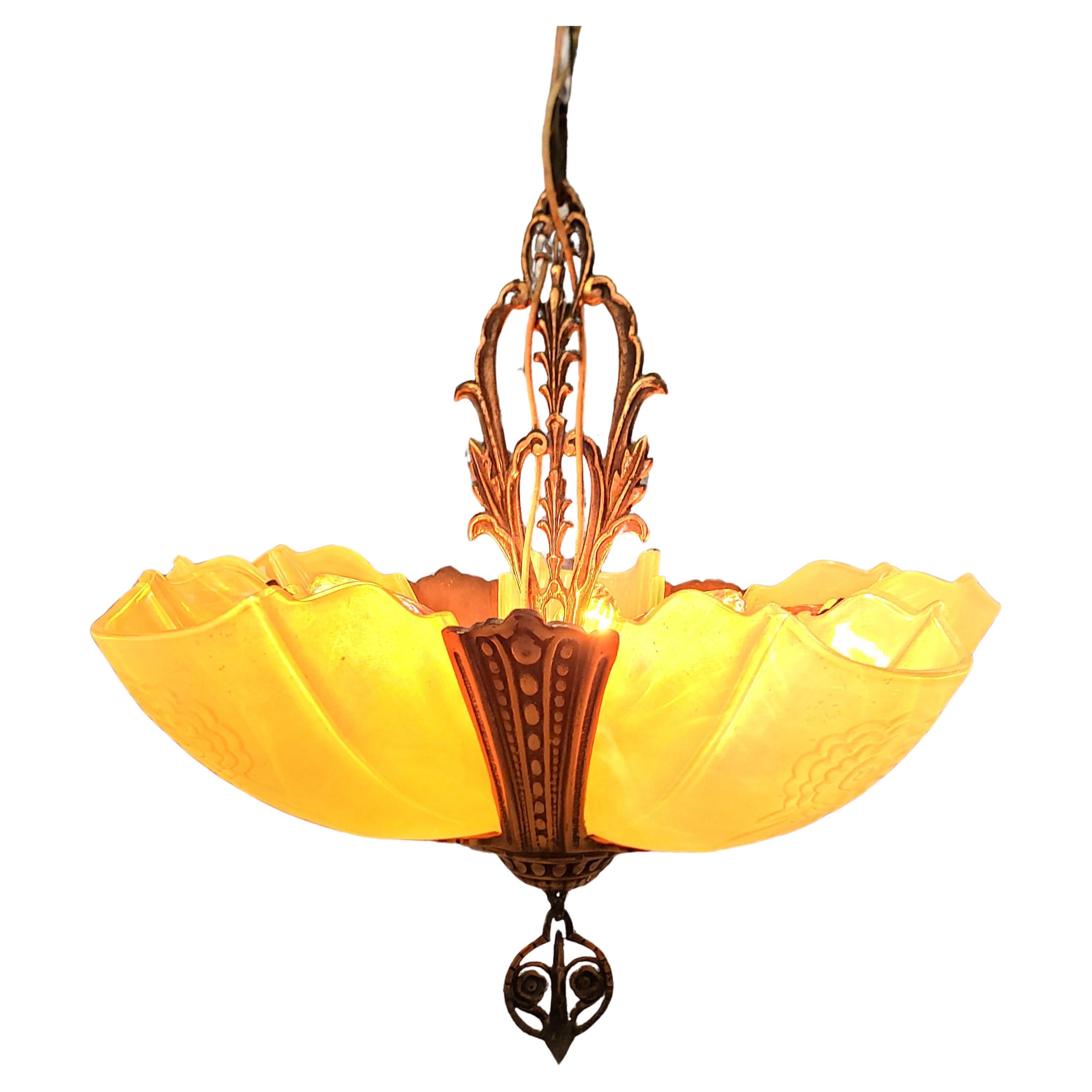 Art-Déco-Kronleuchter mit fünf Leuchten und Slip-Schirm von Crown Lighting Co. im Angebot