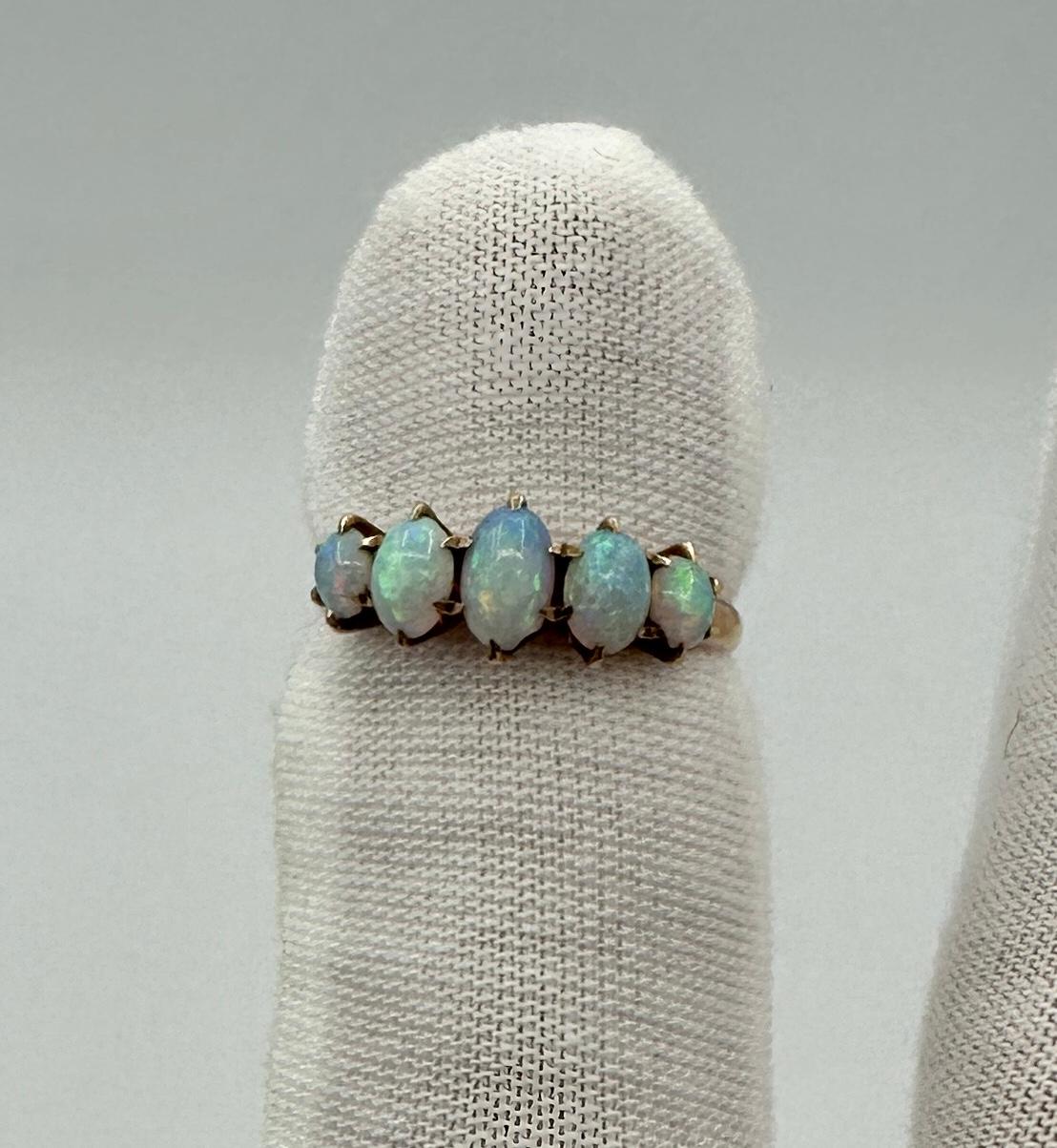 Anillo Art Decó Cinco Ópalos Oro 14 Kilates Anillo de Compromiso de Boda Antiguo Apilable Corte oval en venta