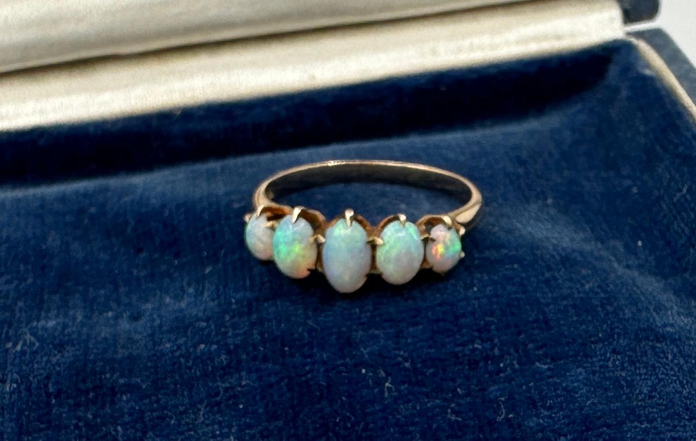 Anillo Art Decó Cinco Ópalos Oro 14 Kilates Anillo de Compromiso de Boda Antiguo Apilable en Excelente estado para la venta en New York, NY