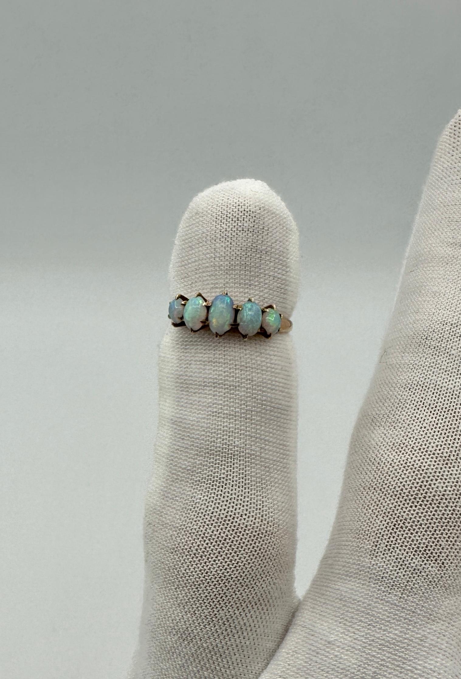 Anillo Art Decó Cinco Ópalos Oro 14 Kilates Anillo de Compromiso de Boda Antiguo Apilable en venta 1