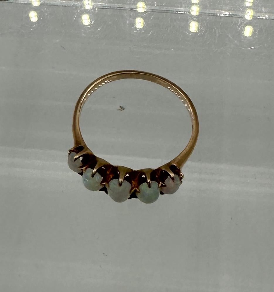 Anillo Art Decó Cinco Ópalos Oro 14 Kilates Anillo de Compromiso de Boda Antiguo Apilable en venta 2
