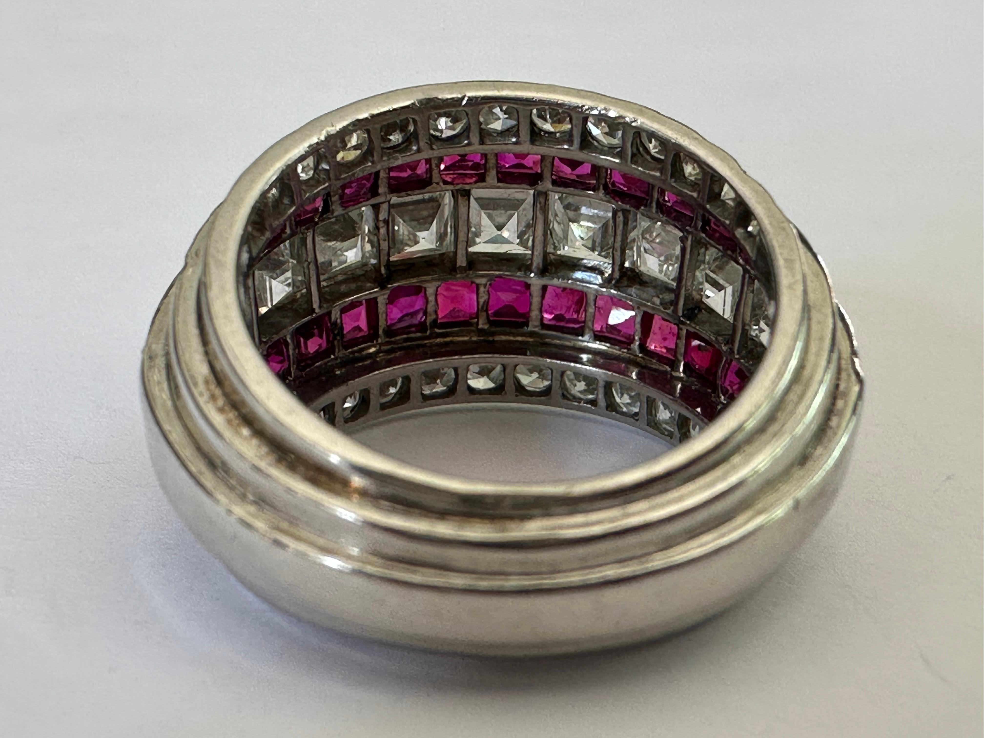 Taille mixte Bague Art déco à cinq rangées de rubis et de diamants en vente