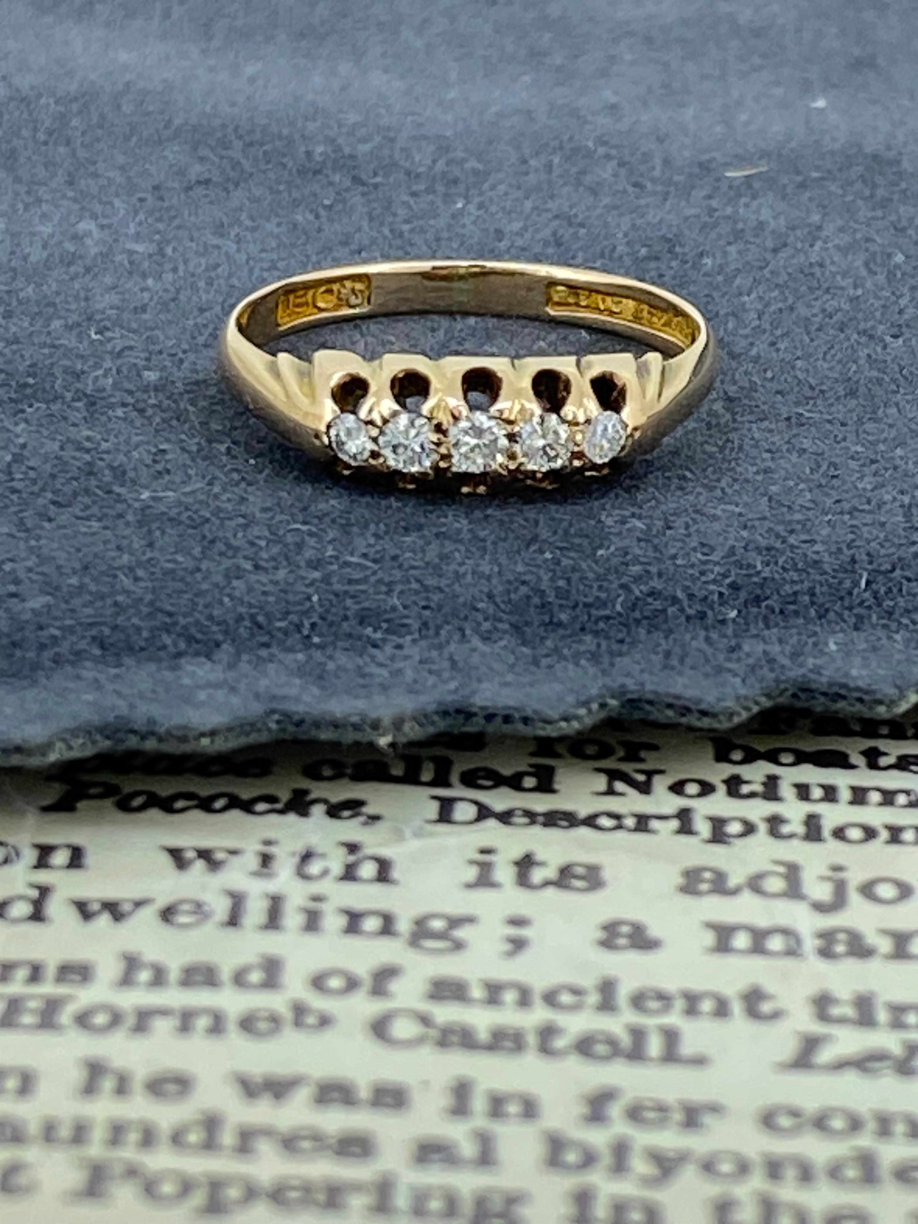 Questo splendido gioiello
risale al periodo Art-Déco, intorno agli anni Trenta, 
eppure è in condizioni bellissime & 
di un design piuttosto insolito e raro. 

Caratterizzato da 5 scintillanti diamanti a taglio transitorio 
di 0,25ct in totale