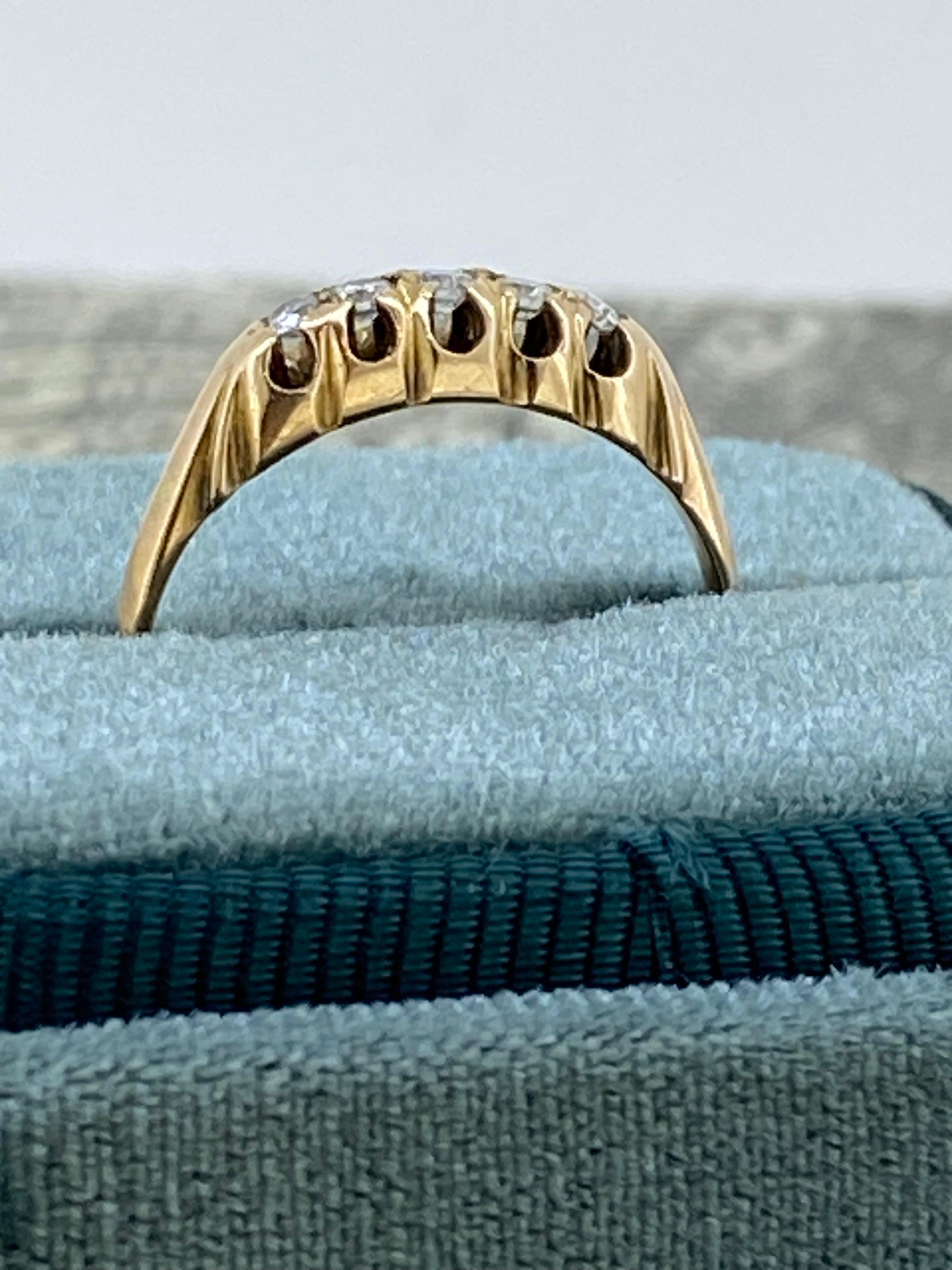 Art Déco Anello Art-Deco a cinque pietre con diamante (0,25 carati) in oro 15 carati firmato e con marchio di garanzia in vendita