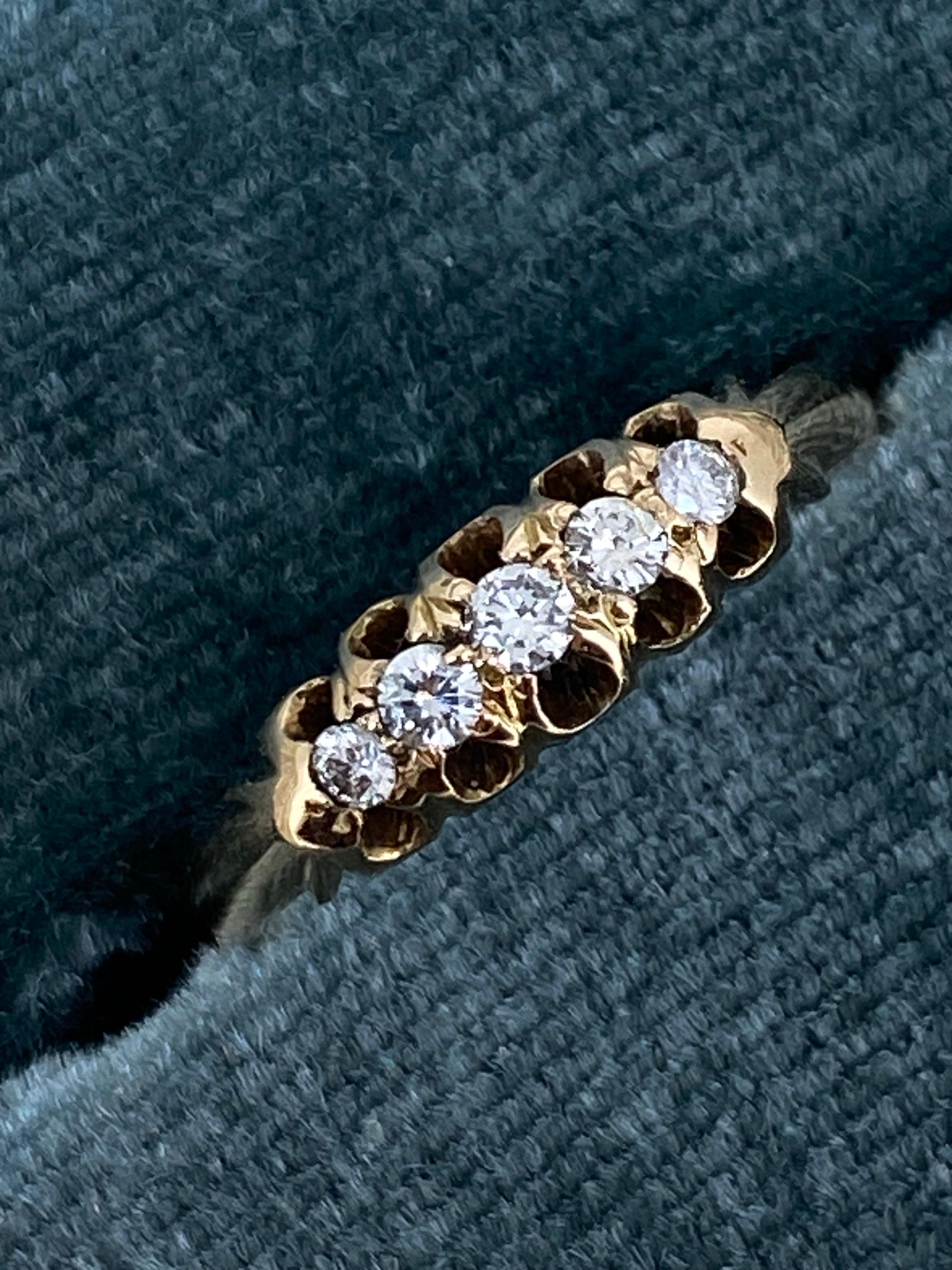 Taglio rotondo Anello Art-Deco a cinque pietre con diamante (0,25 carati) in oro 15 carati firmato e con marchio di garanzia in vendita