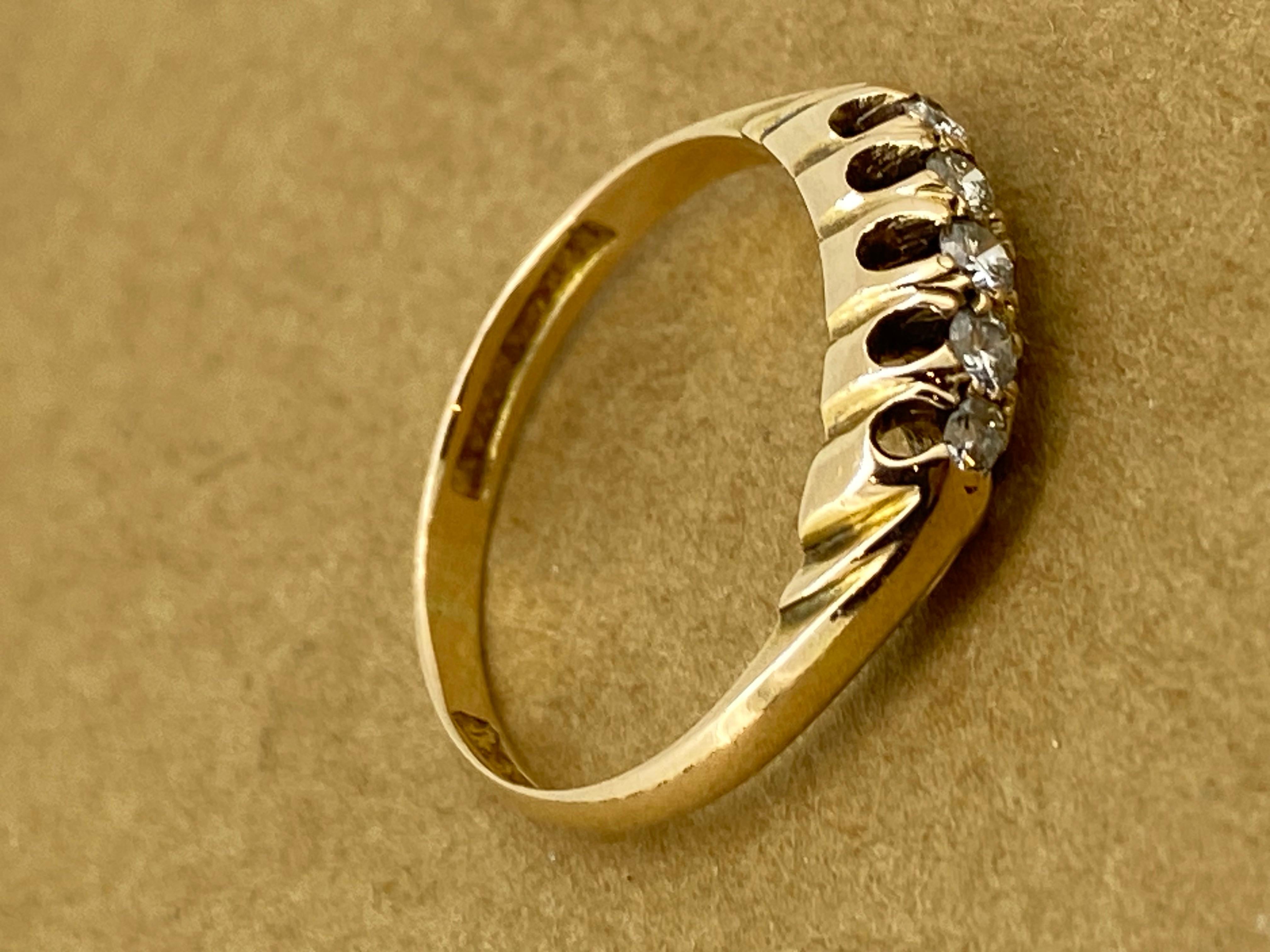 Anello Art-Deco a cinque pietre con diamante (0,25 carati) in oro 15 carati firmato e con marchio di garanzia in vendita 1