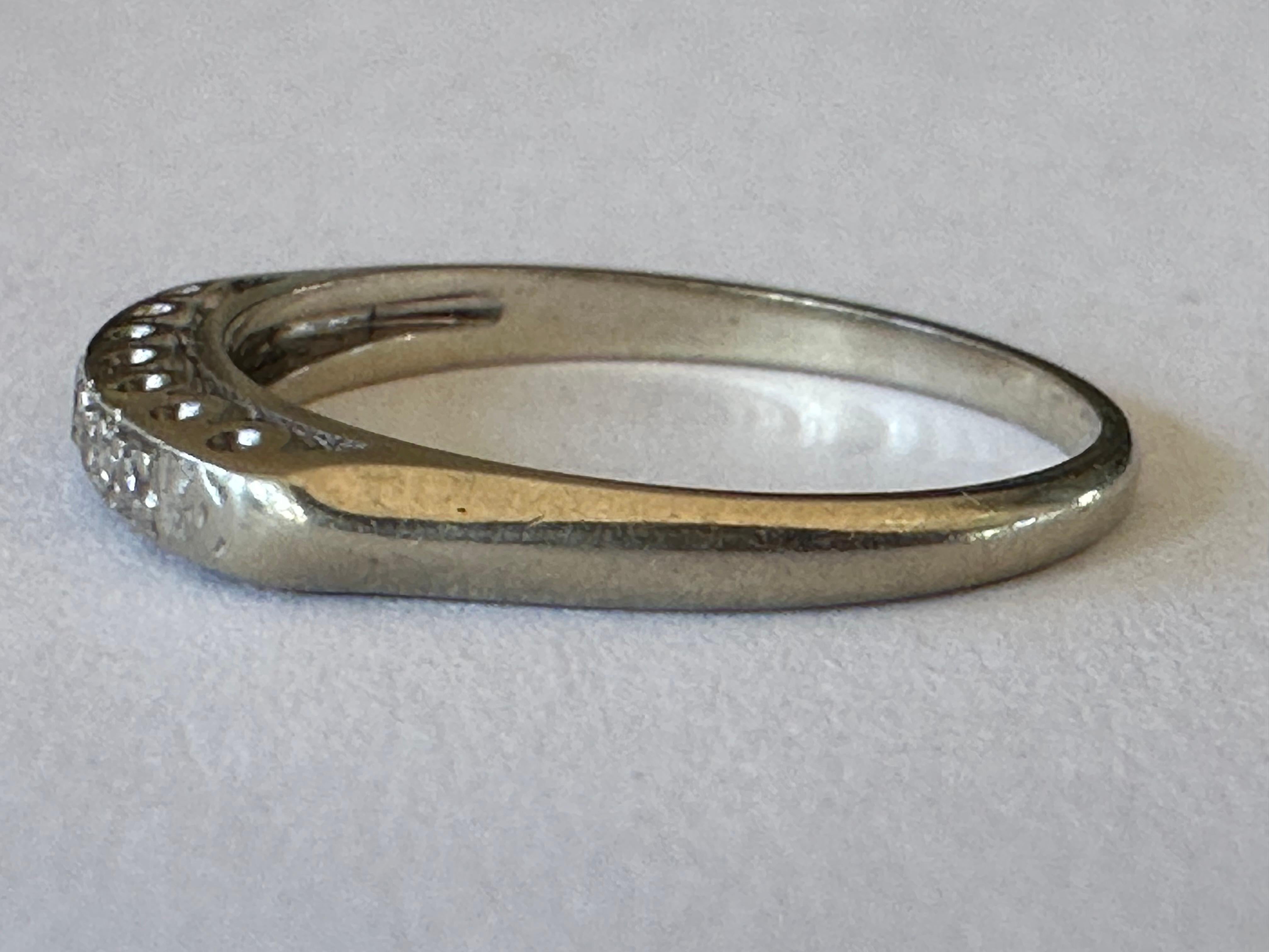 Cinq diamants taille unique totalisant 0,05 carats, de couleur H, de pureté VS, scintillent sur le dessus de ce bracelet classique fabriqué à la main en or blanc 14K avec un piercing délicat. 
