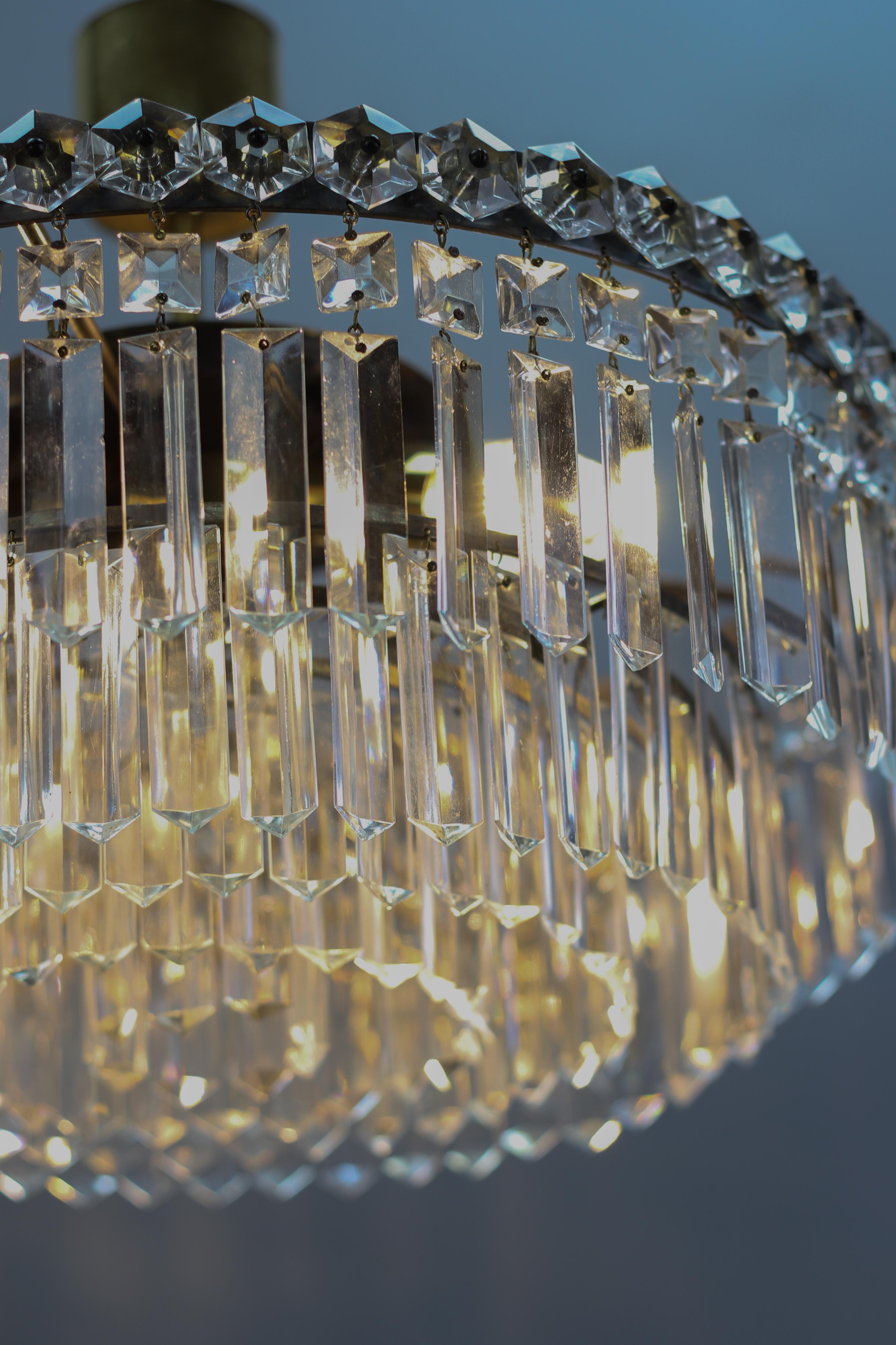 Lustre de style Art déco à cinq étages à trois lumières en cristal et laiton en vente 2