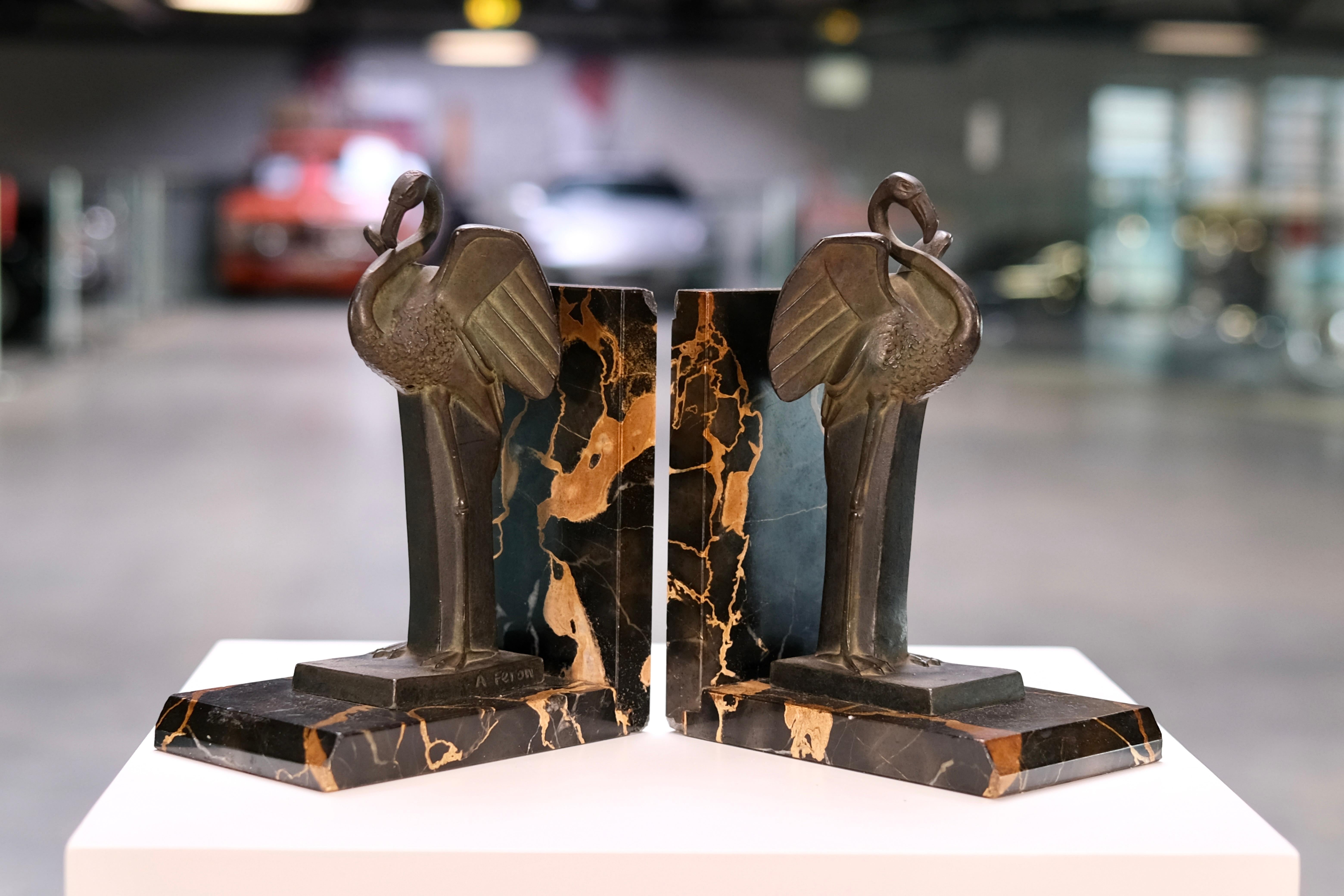 Estos sujetalibros del escultor A. Féron, un grácil eco de la exótica elegancia que definió el Art Déco francés, son una refinada unión de escultura y funcionalidad. Diseñados y fundidos en Francia en la década de 1930, presentan flamencos