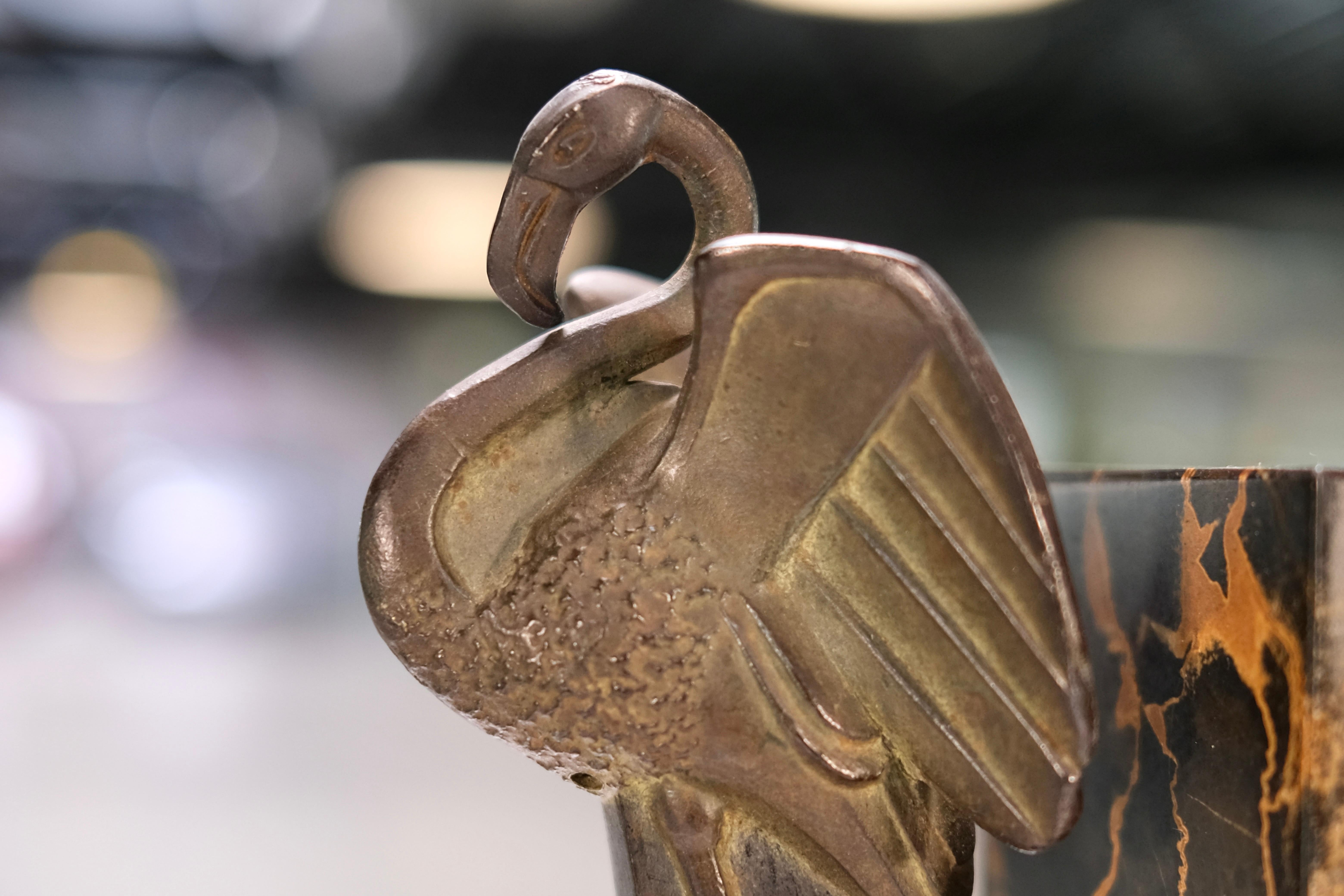 Sujetalibros Art Decó Flamingo de Adam Féron en bronce y mármol, Francia Años 30 Francés en venta
