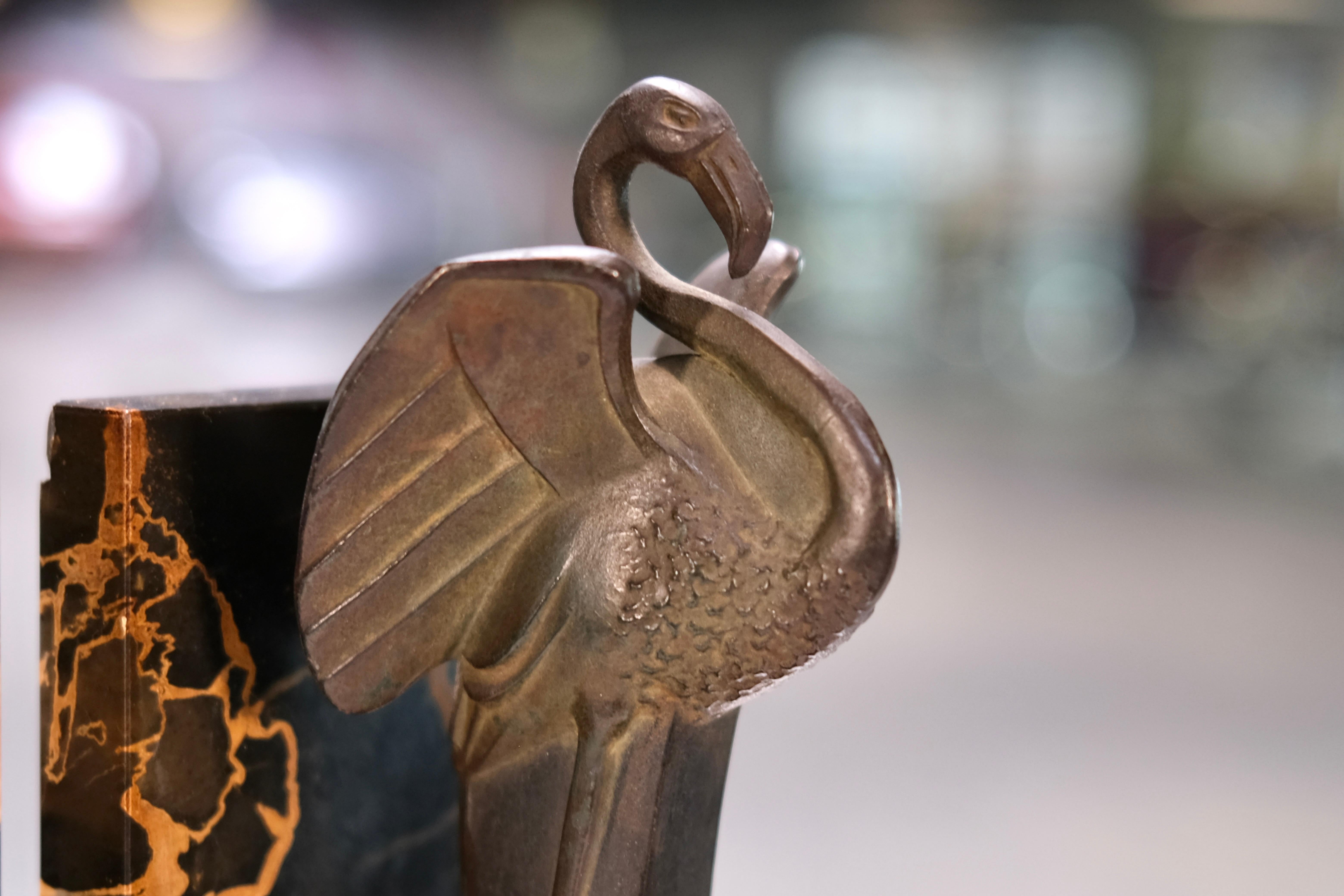 Sujetalibros Art Decó Flamingo de Adam Féron en bronce y mármol, Francia Años 30 Patinado en venta