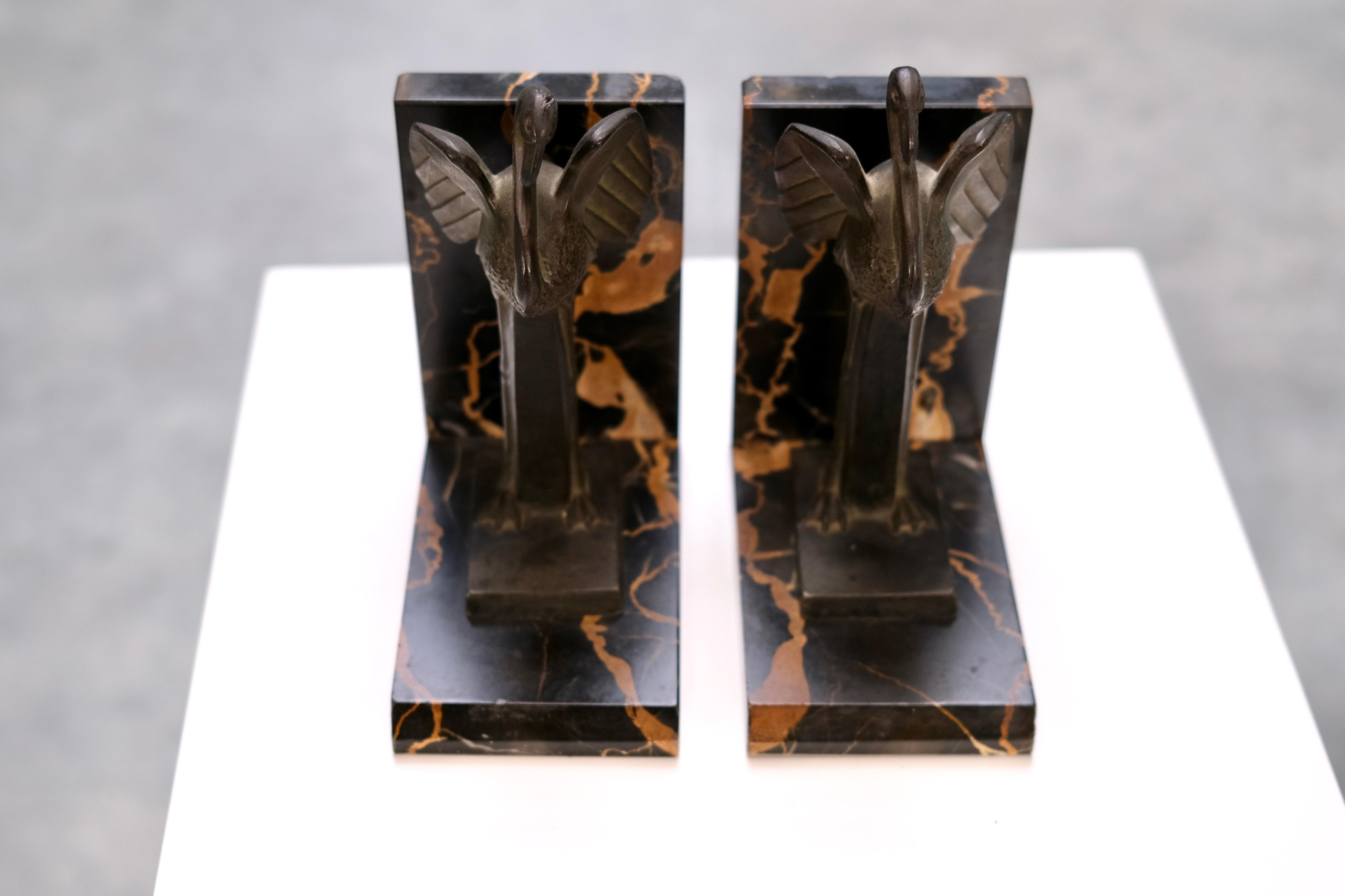 Sujetalibros Art Decó Flamingo de Adam Féron en bronce y mármol, Francia Años 30 Mármol en venta