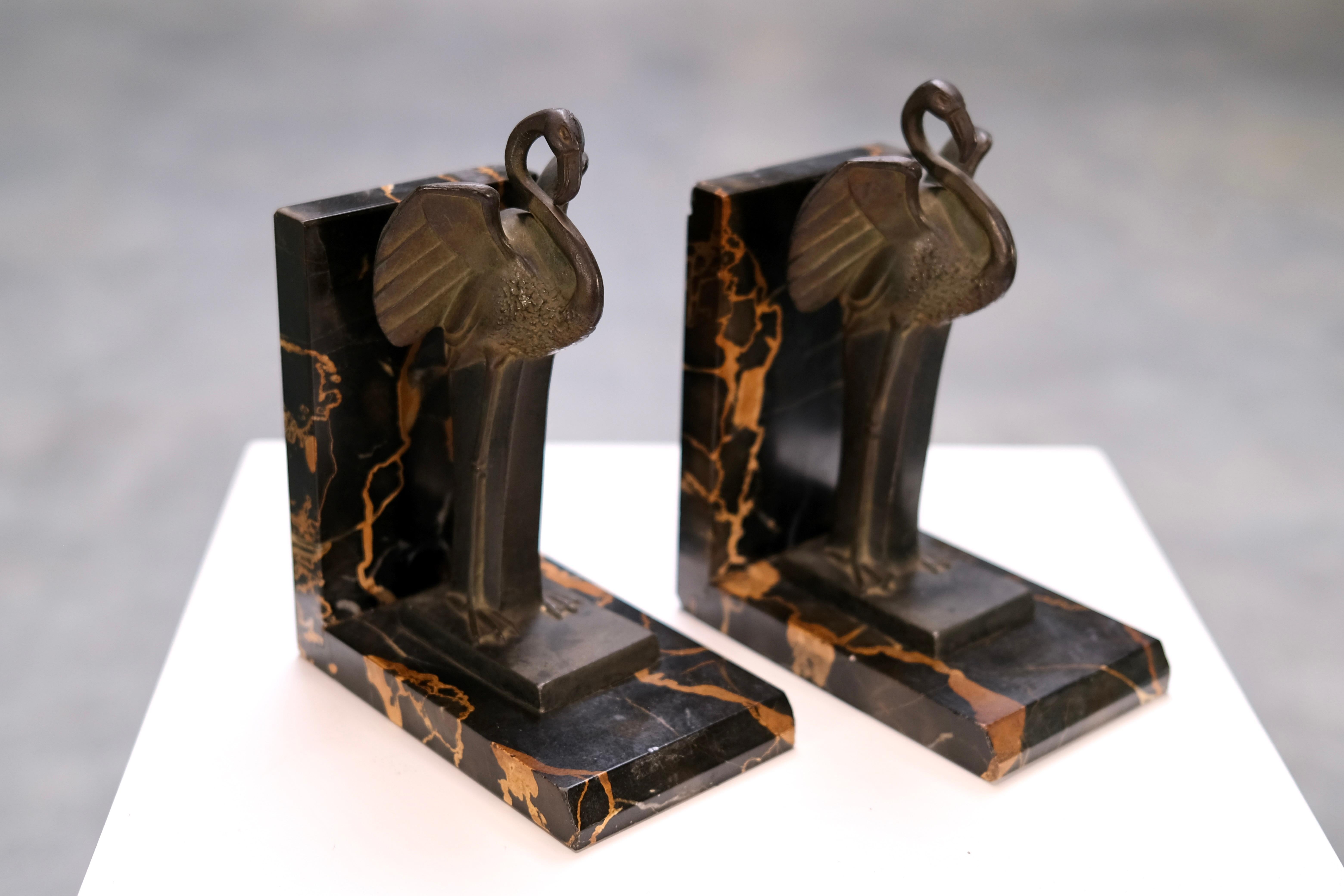 Sujetalibros Art Decó Flamingo de Adam Féron en bronce y mármol, Francia Años 30 en venta 1