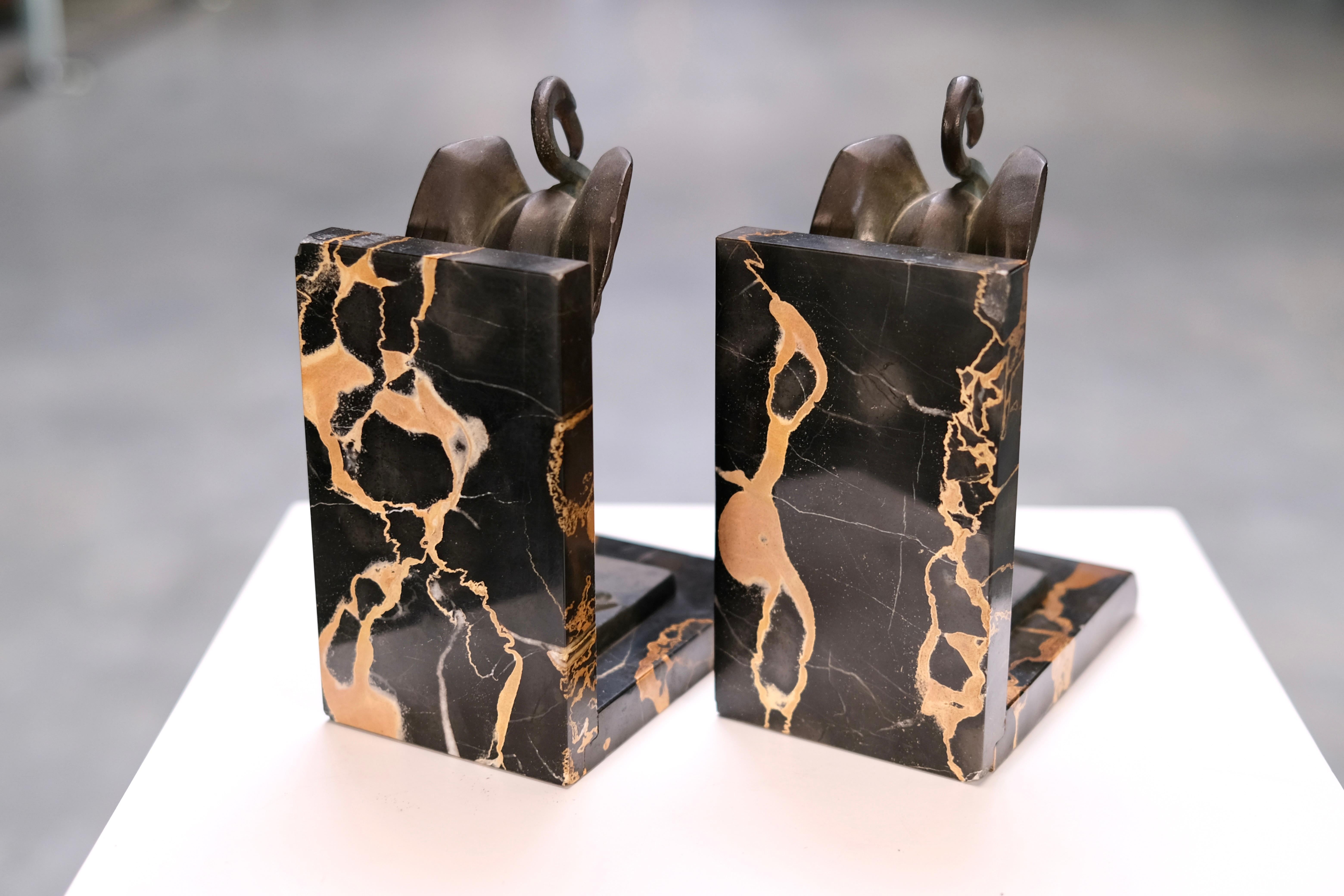 Sujetalibros Art Decó Flamingo de Adam Féron en bronce y mármol, Francia Años 30 en venta 2