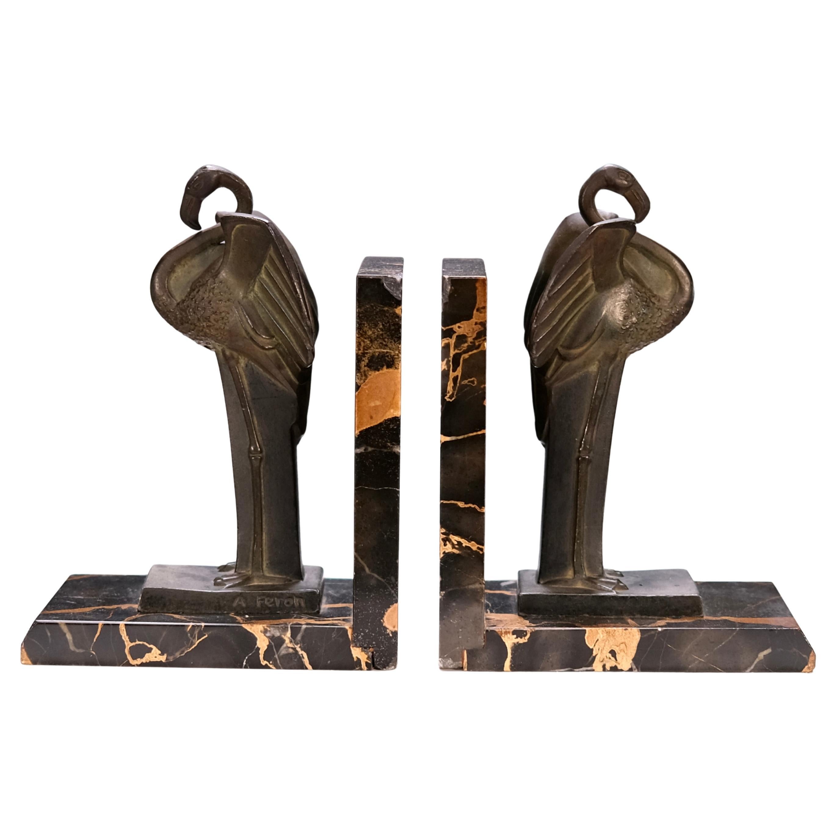 Sujetalibros Art Decó Flamingo de Adam Féron en bronce y mármol, Francia Años 30 en venta