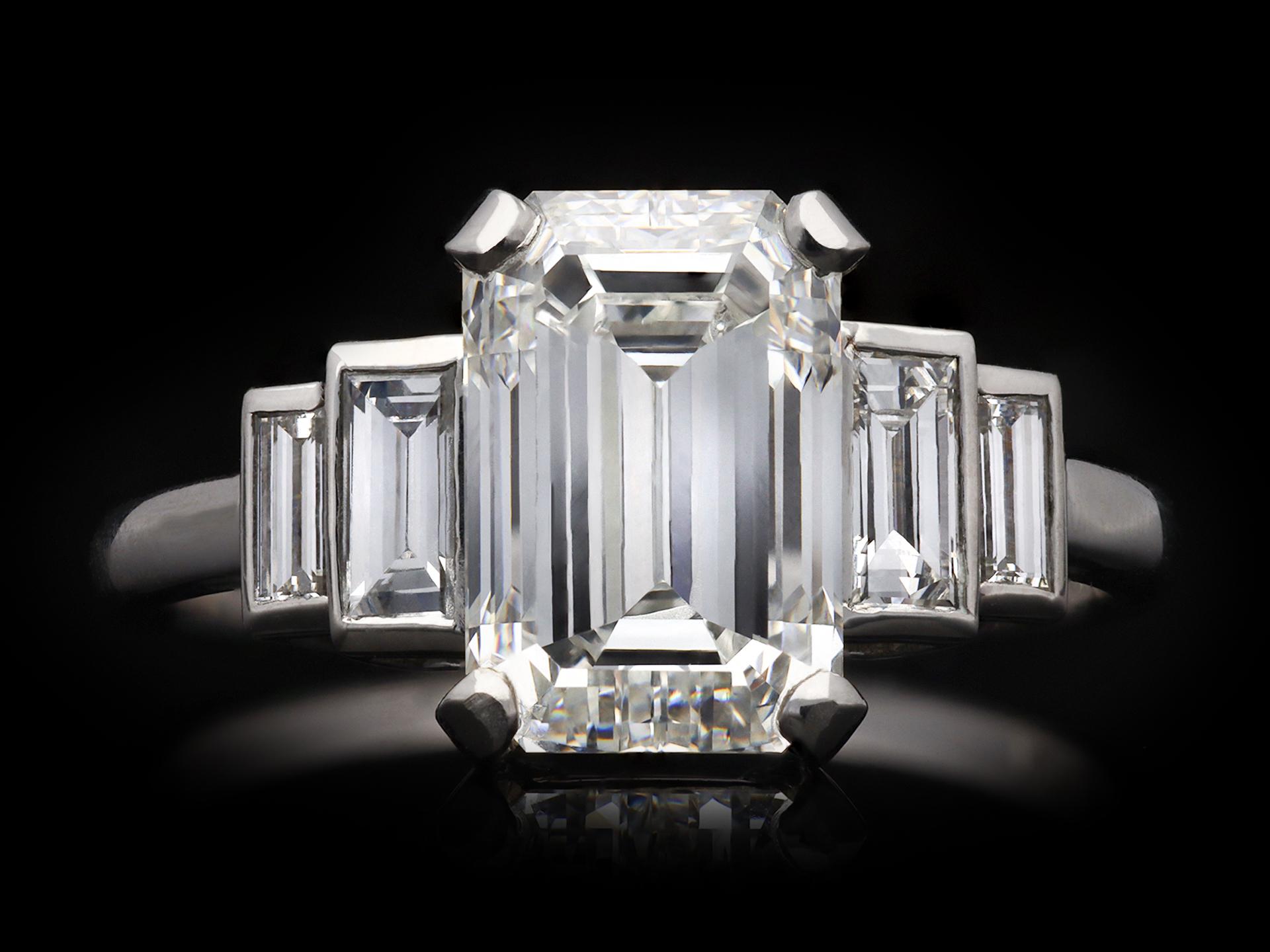 Flanked Solitär-Diamantring im Art déco-Stil, um 1925 im Angebot 2