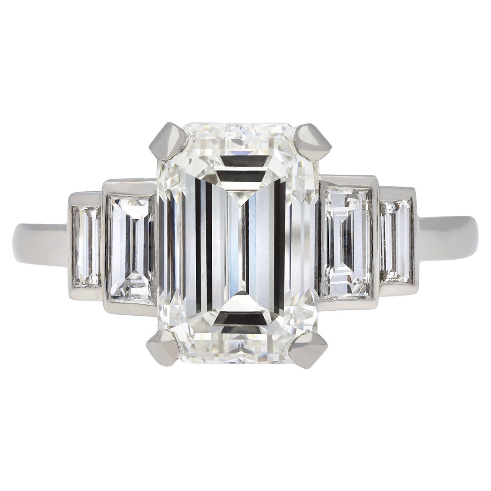 Flanked Solitär-Diamantring im Art déco-Stil, um 1925