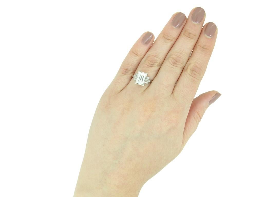 Art Deco Flanked Solitaire Step Cut Diamond Ring, circa 1925 In Good Condition For Sale In London, GB