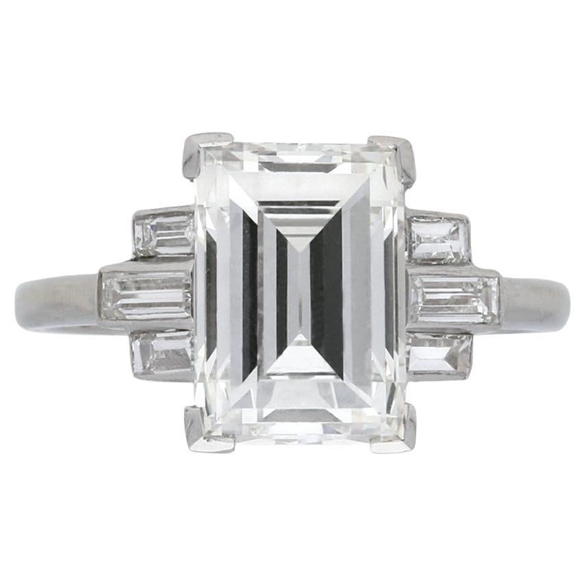 Art Deco Flankierter Solitär Diamantring mit Stufenschliff, um 1925