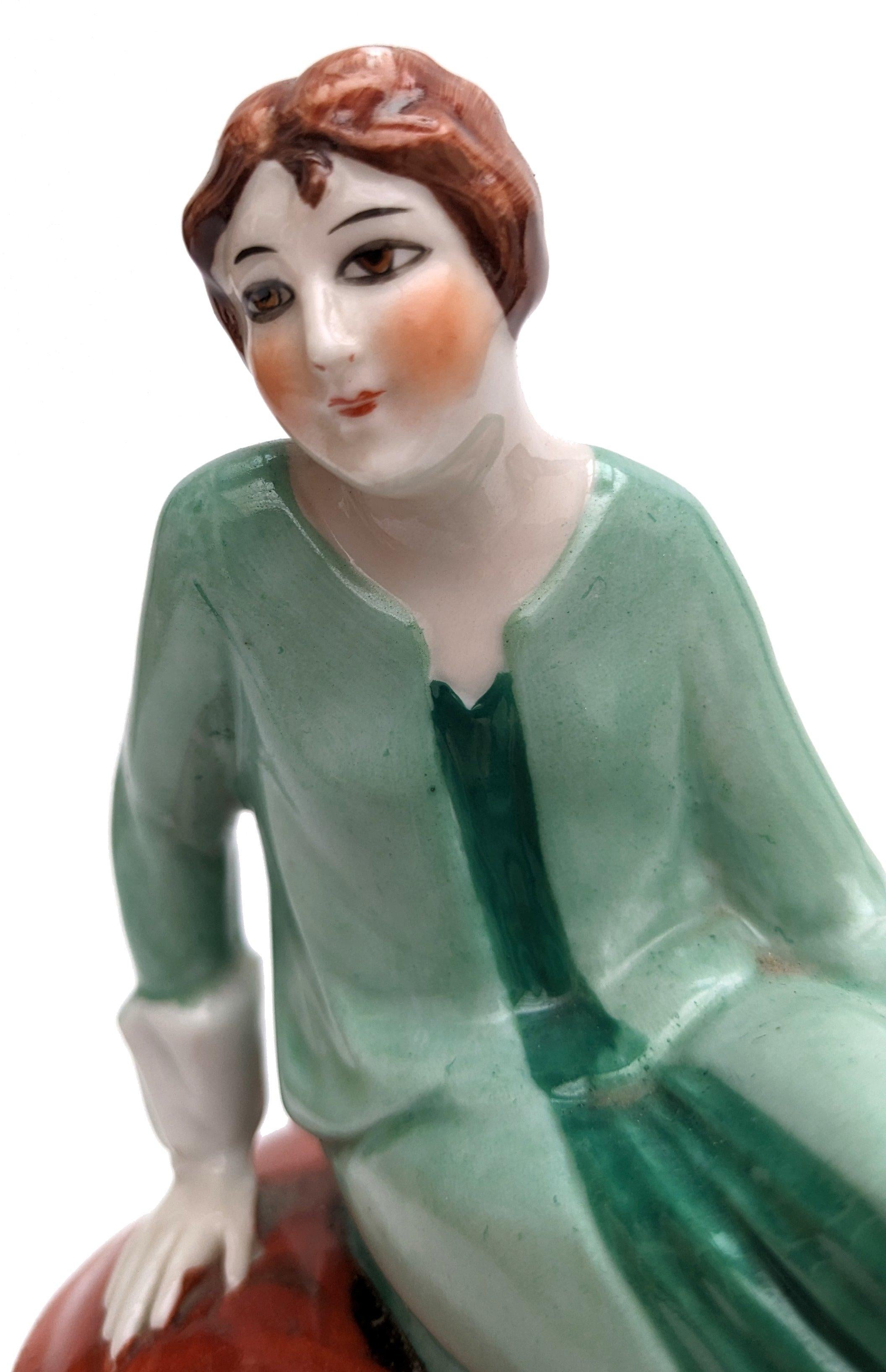 Poudrier/boîte à bijoux Art Déco Flapper Girl en céramique, vers les années 1930, France en vente 3