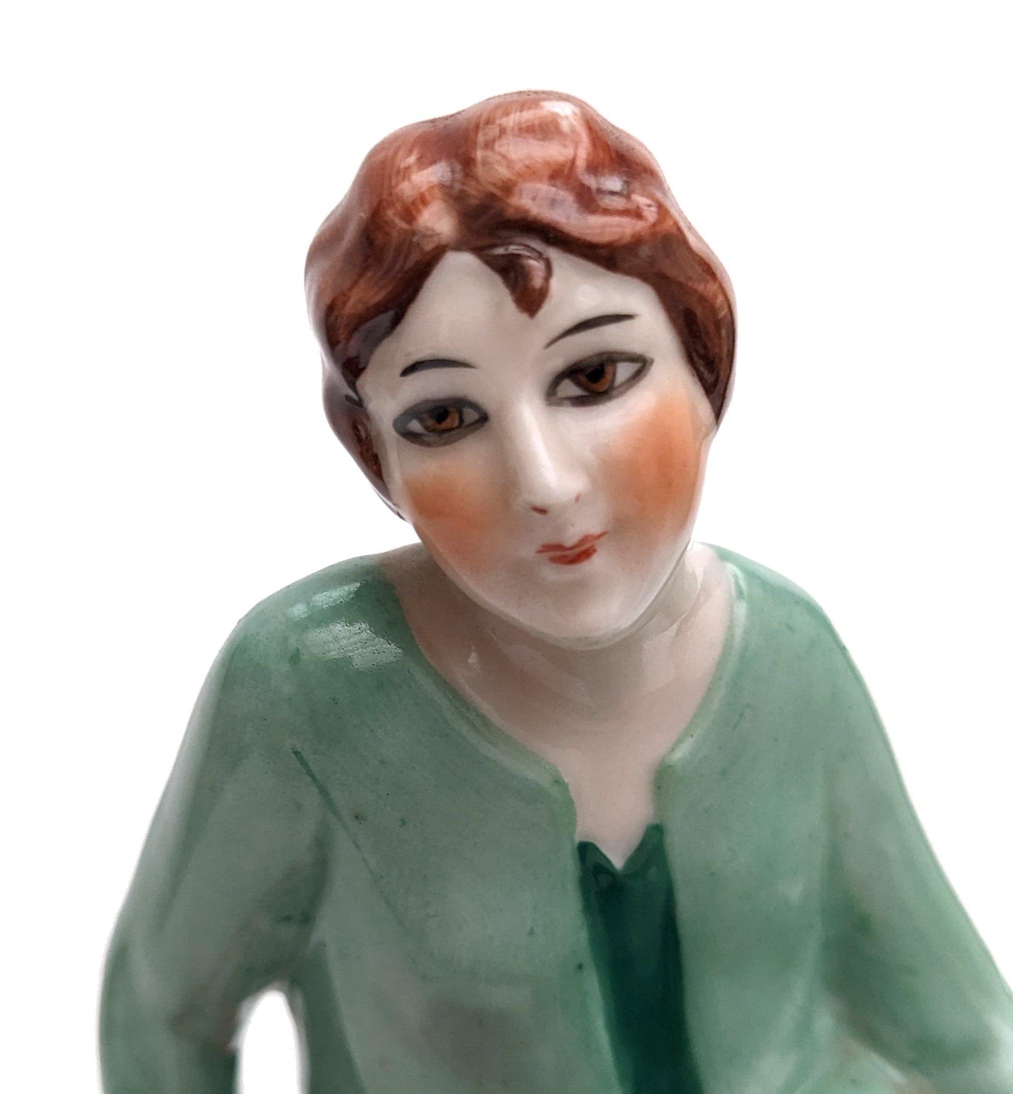 Art déco Poudrier/boîte à bijoux Art Déco Flapper Girl en céramique, vers les années 1930, France en vente