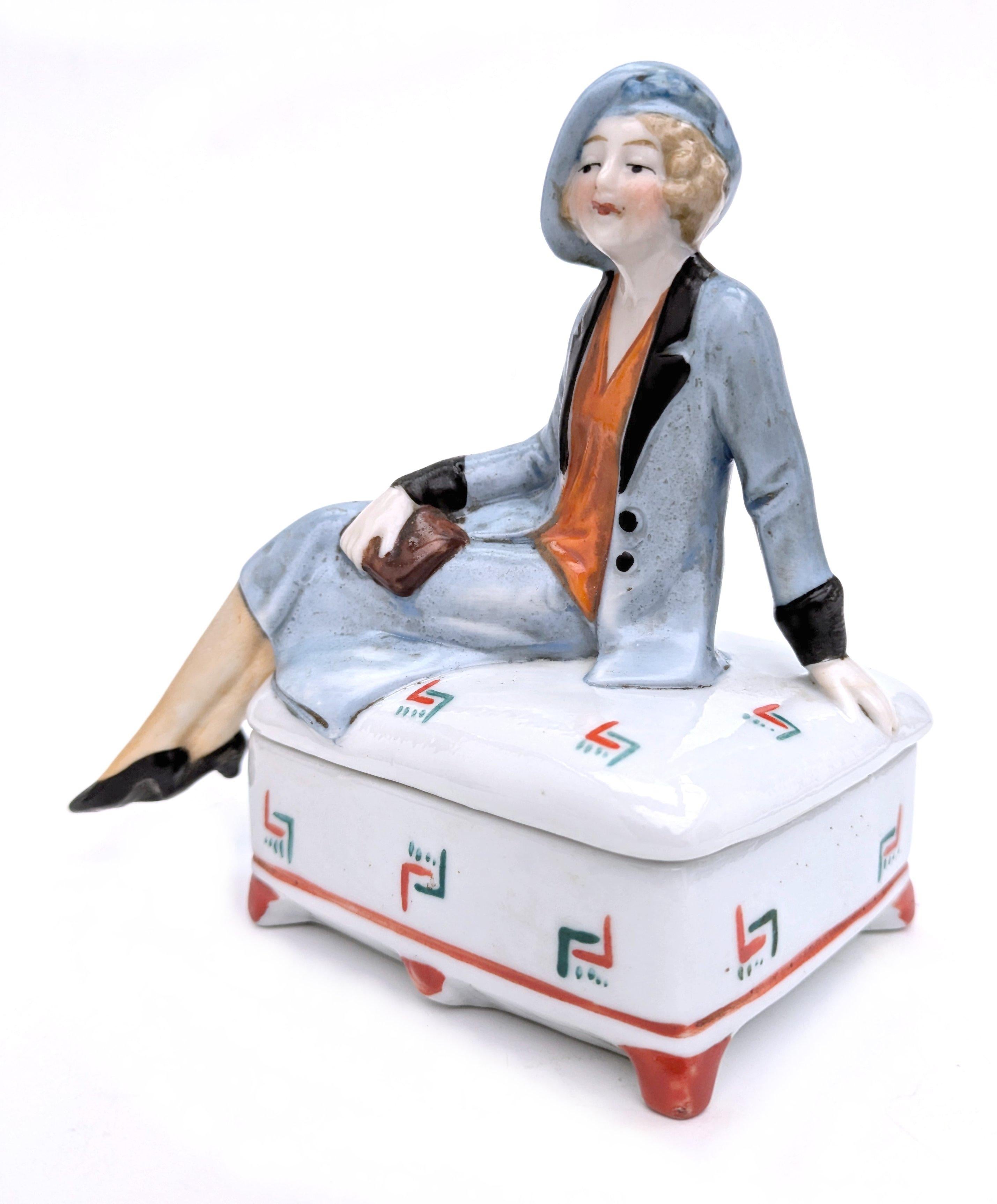 Art Déco Scatola per cipria e gingilli in ceramica Art Deco Flapper Girl, anni '30 circa, Francia in vendita