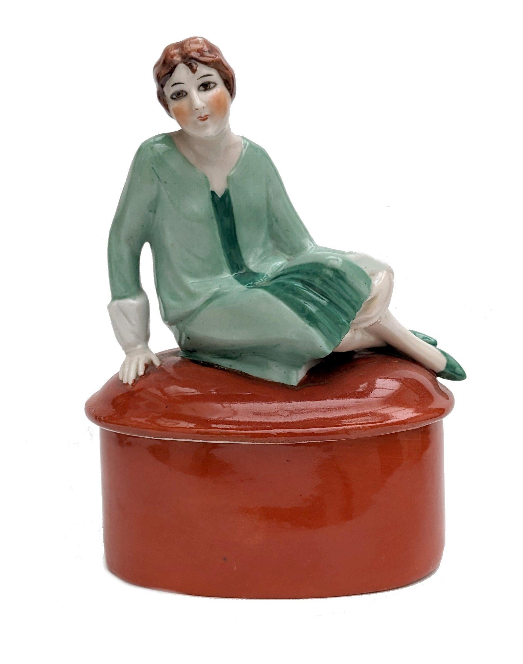 Français Poudrier/boîte à bijoux Art Déco Flapper Girl en céramique, vers les années 1930, France en vente