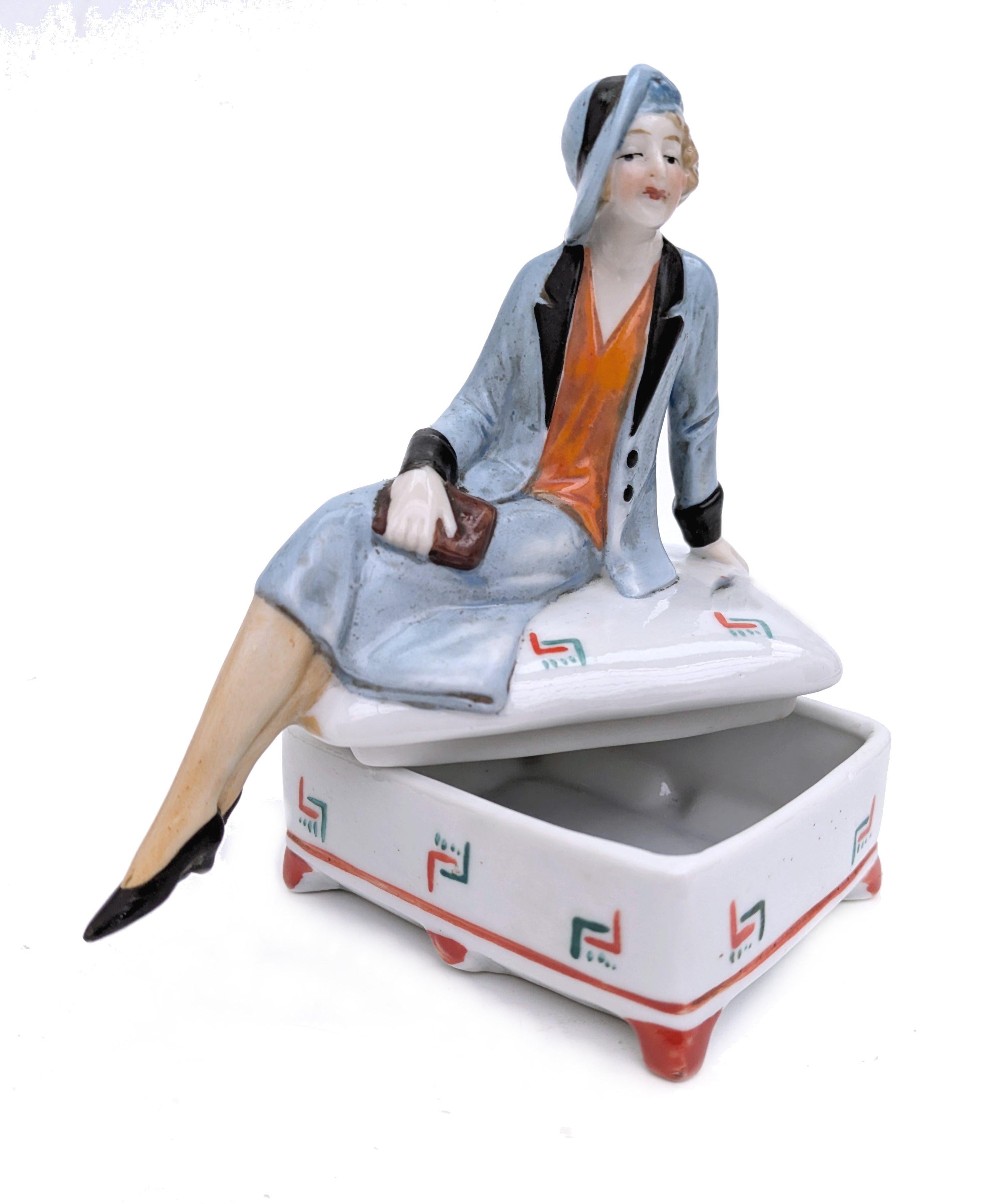 Francese Scatola per cipria e gingilli in ceramica Art Deco Flapper Girl, anni '30 circa, Francia in vendita