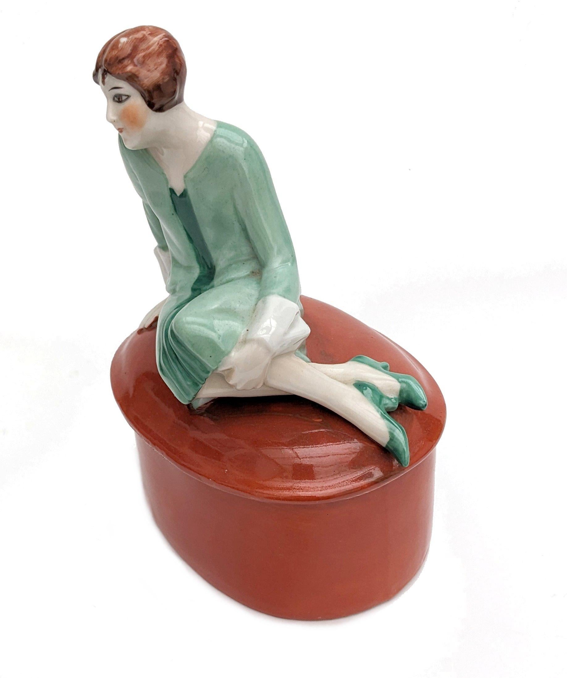 Poudrier/boîte à bijoux Art Déco Flapper Girl en céramique, vers les années 1930, France Bon état - En vente à Devon, England