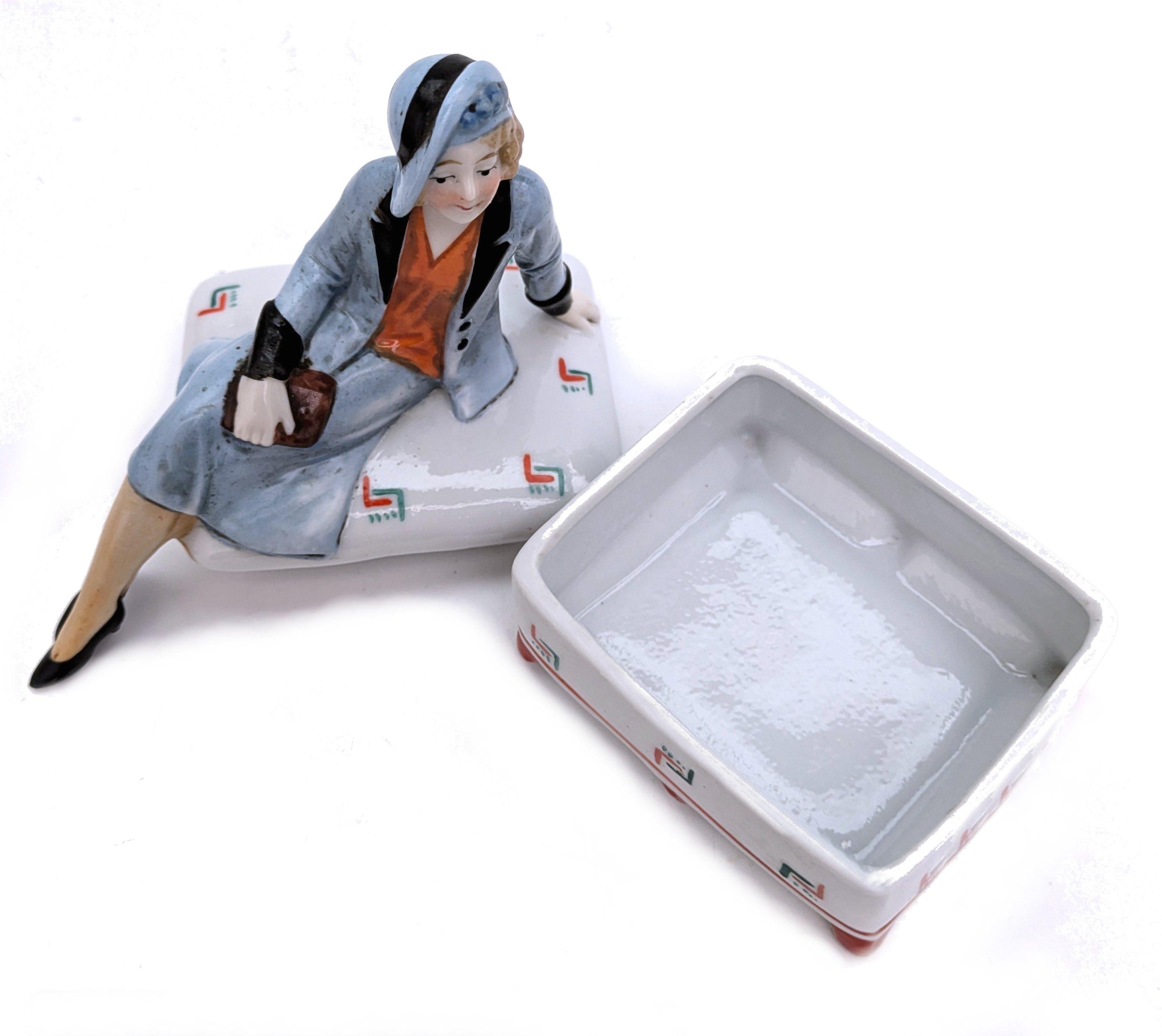 Scatola per cipria e gingilli in ceramica Art Deco Flapper Girl, anni '30 circa, Francia In condizioni buone in vendita a Devon, England