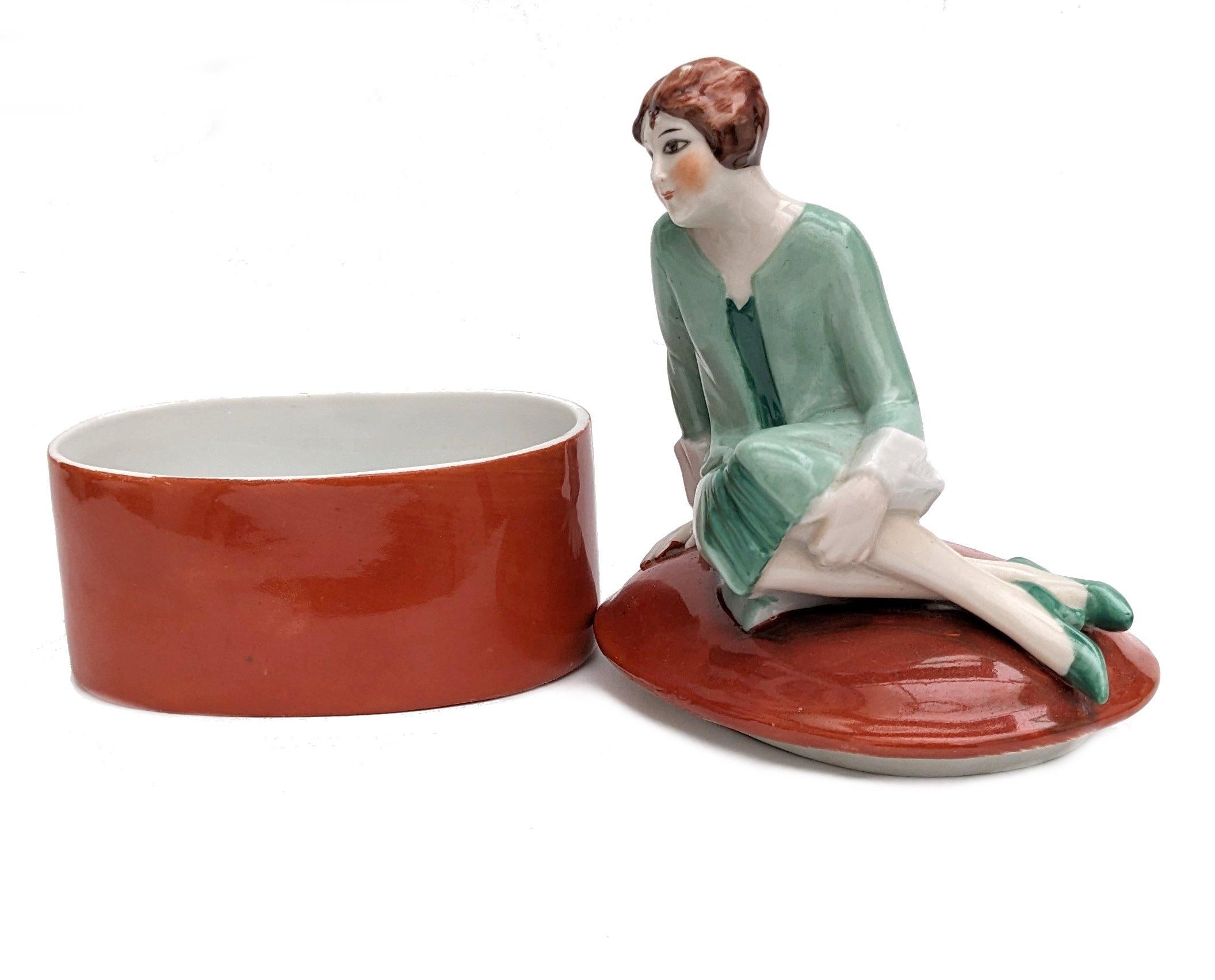 20ième siècle Poudrier/boîte à bijoux Art Déco Flapper Girl en céramique, vers les années 1930, France en vente