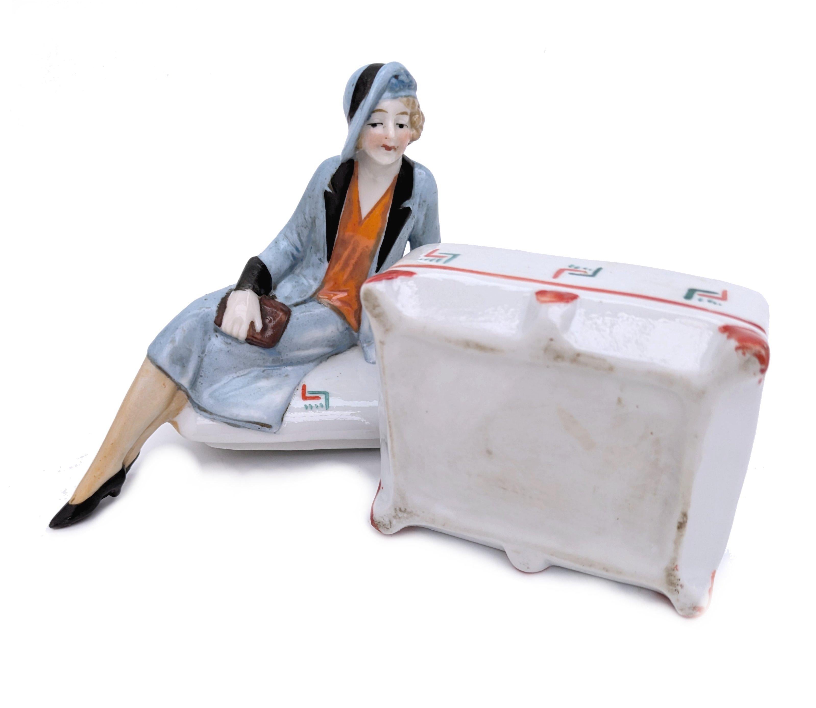 XX secolo Scatola per cipria e gingilli in ceramica Art Deco Flapper Girl, anni '30 circa, Francia in vendita