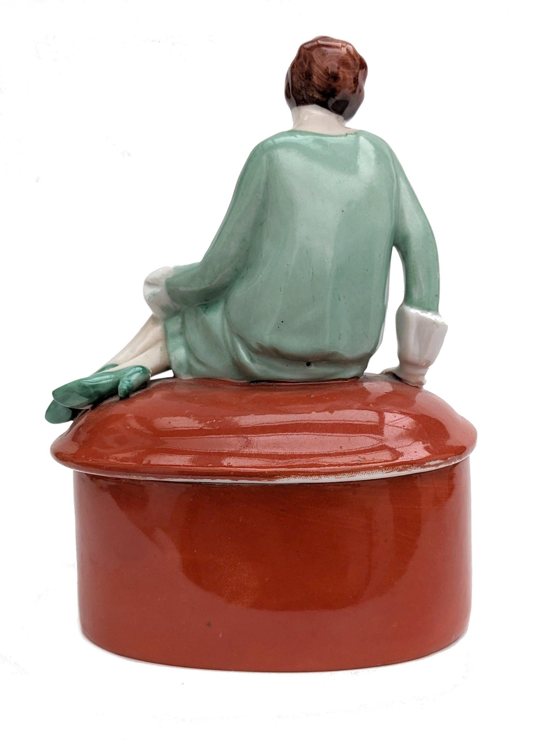 Céramique Poudrier/boîte à bijoux Art Déco Flapper Girl en céramique, vers les années 1930, France en vente