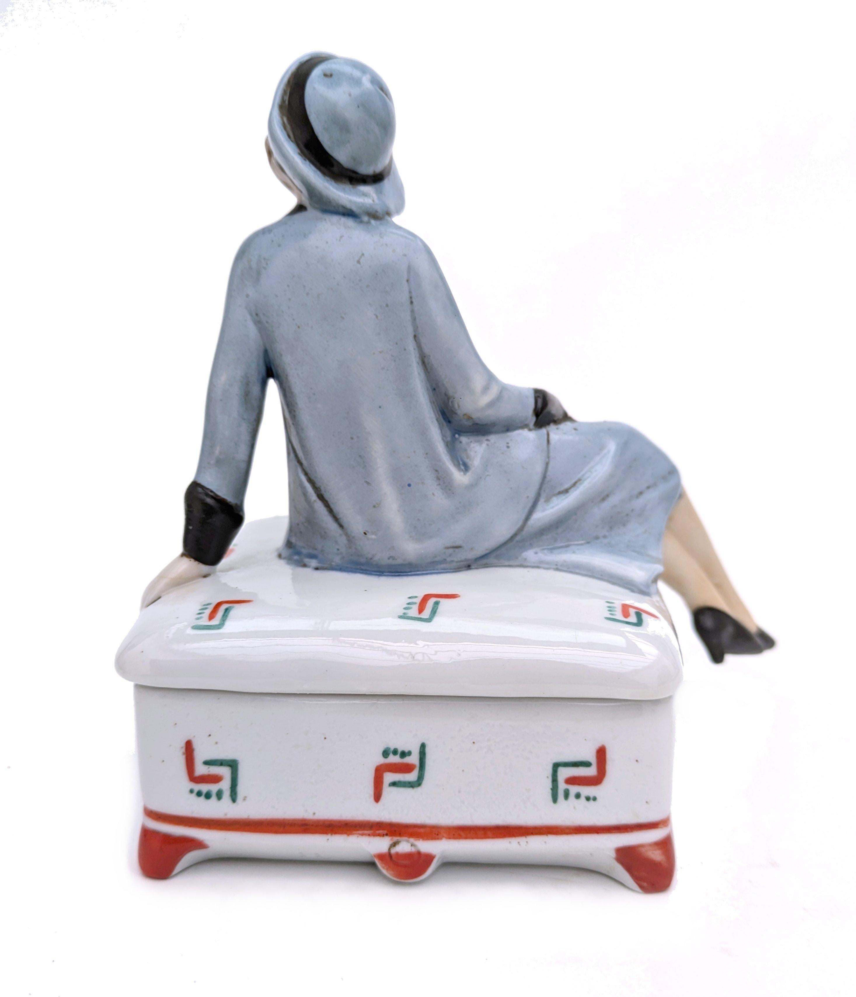 Ceramica Scatola per cipria e gingilli in ceramica Art Deco Flapper Girl, anni '30 circa, Francia in vendita