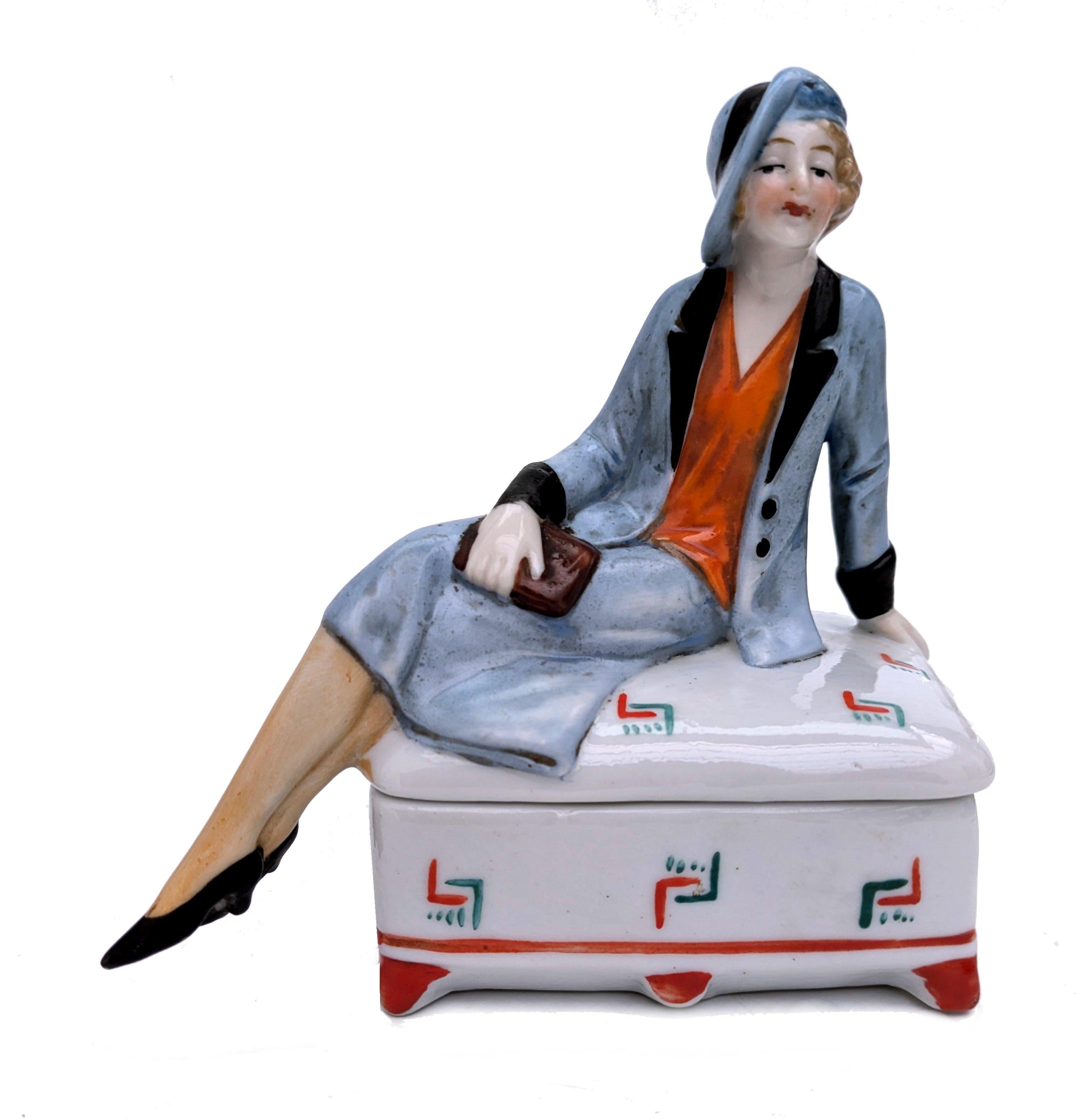 Scatola per cipria e gingilli in ceramica Art Deco Flapper Girl, anni '30 circa, Francia in vendita 1