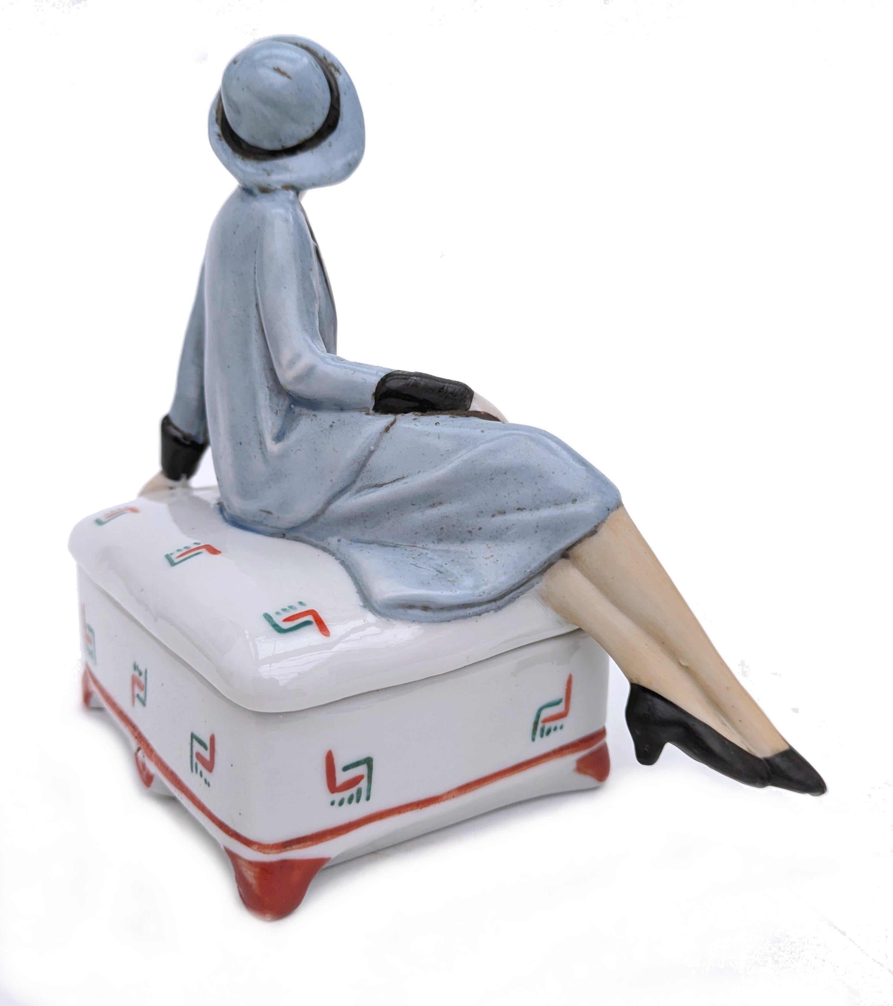 Scatola per cipria e gingilli in ceramica Art Deco Flapper Girl, anni '30 circa, Francia in vendita 2