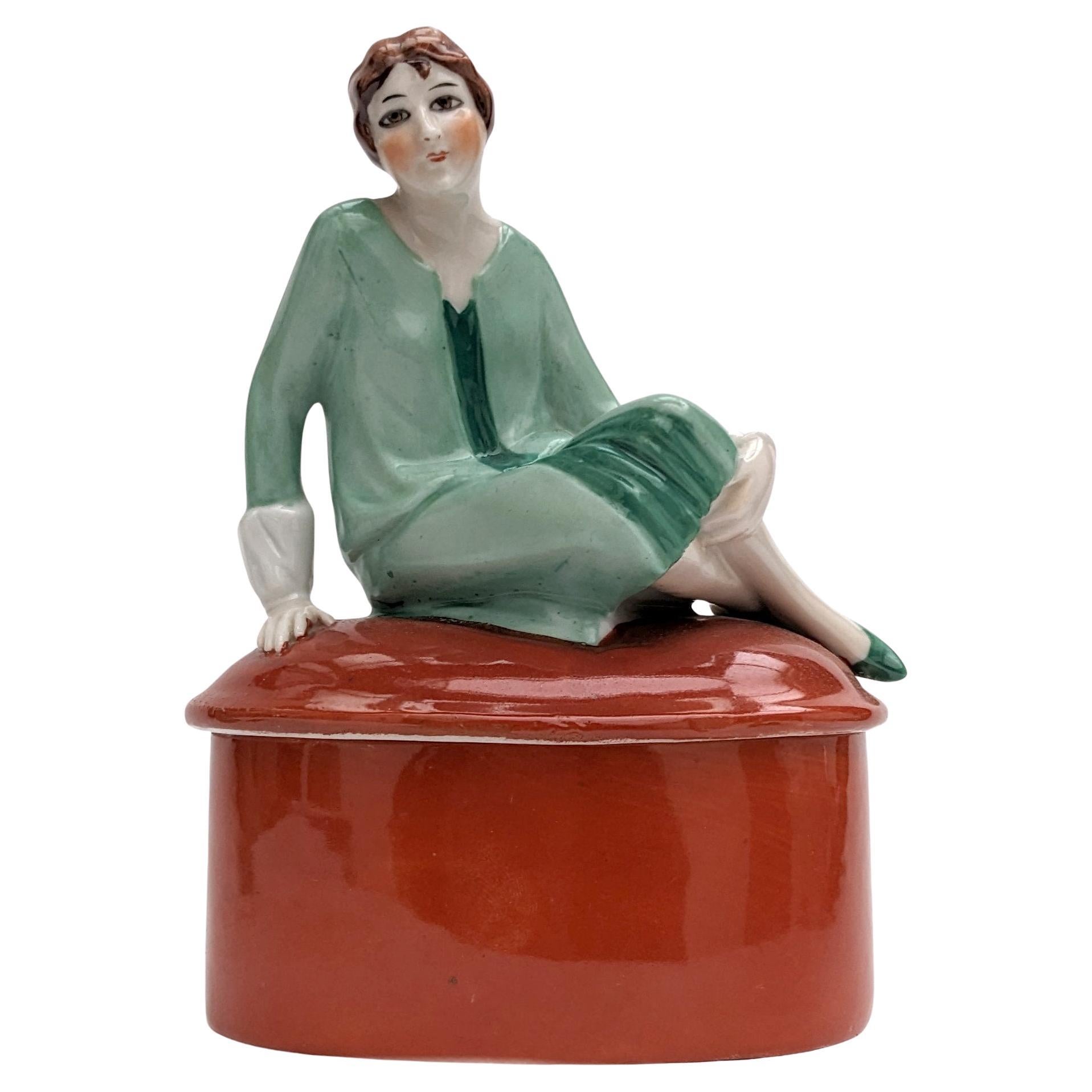 Poudrier/boîte à bijoux Art Déco Flapper Girl en céramique, vers les années 1930, France en vente