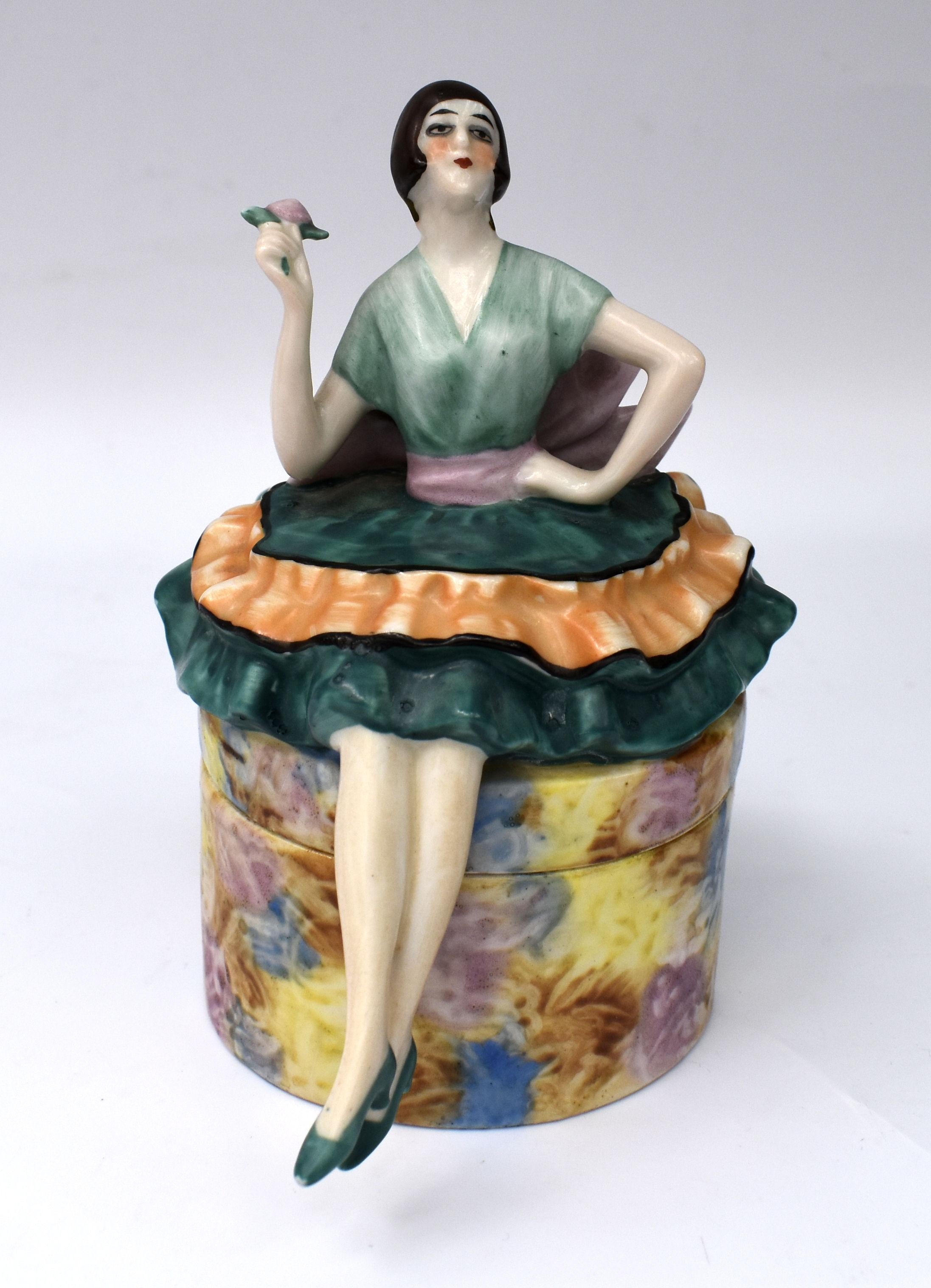 Européen Boîte à poudre Art Déco Flapper Girl, c1930's en vente