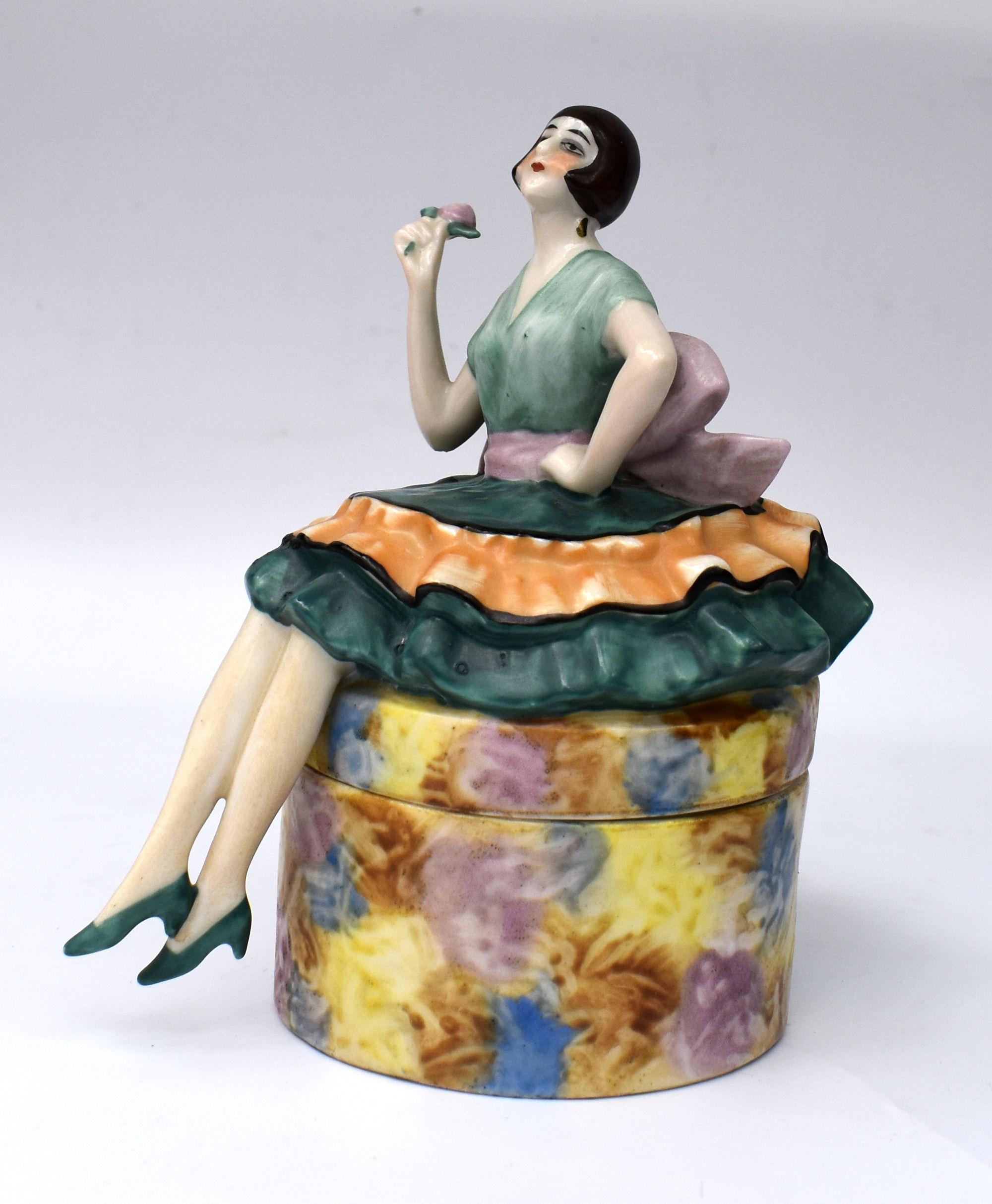 Céramique Boîte à poudre Art Déco Flapper Girl, c1930's en vente