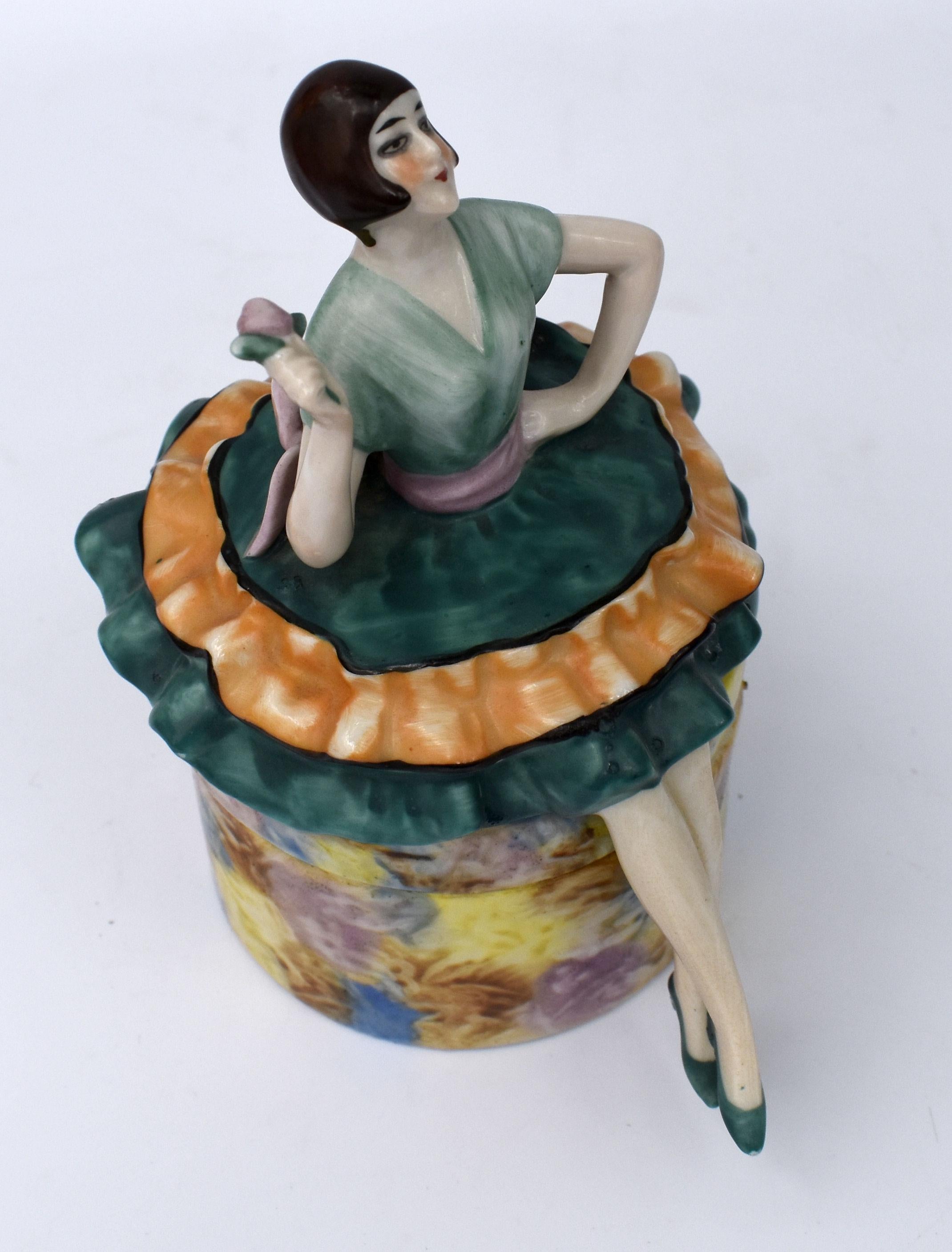 Boîte à poudre Art Déco Flapper Girl, c1930's en vente 2