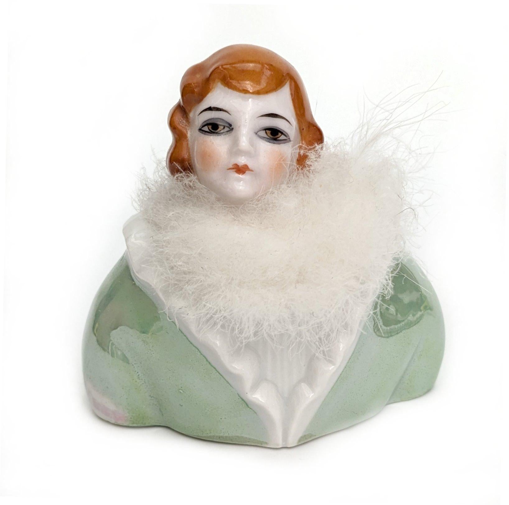 Art Deco Flapper Powder Puff Doll & Stand von Fasold & Stuach, C1930 (Porzellan) im Angebot