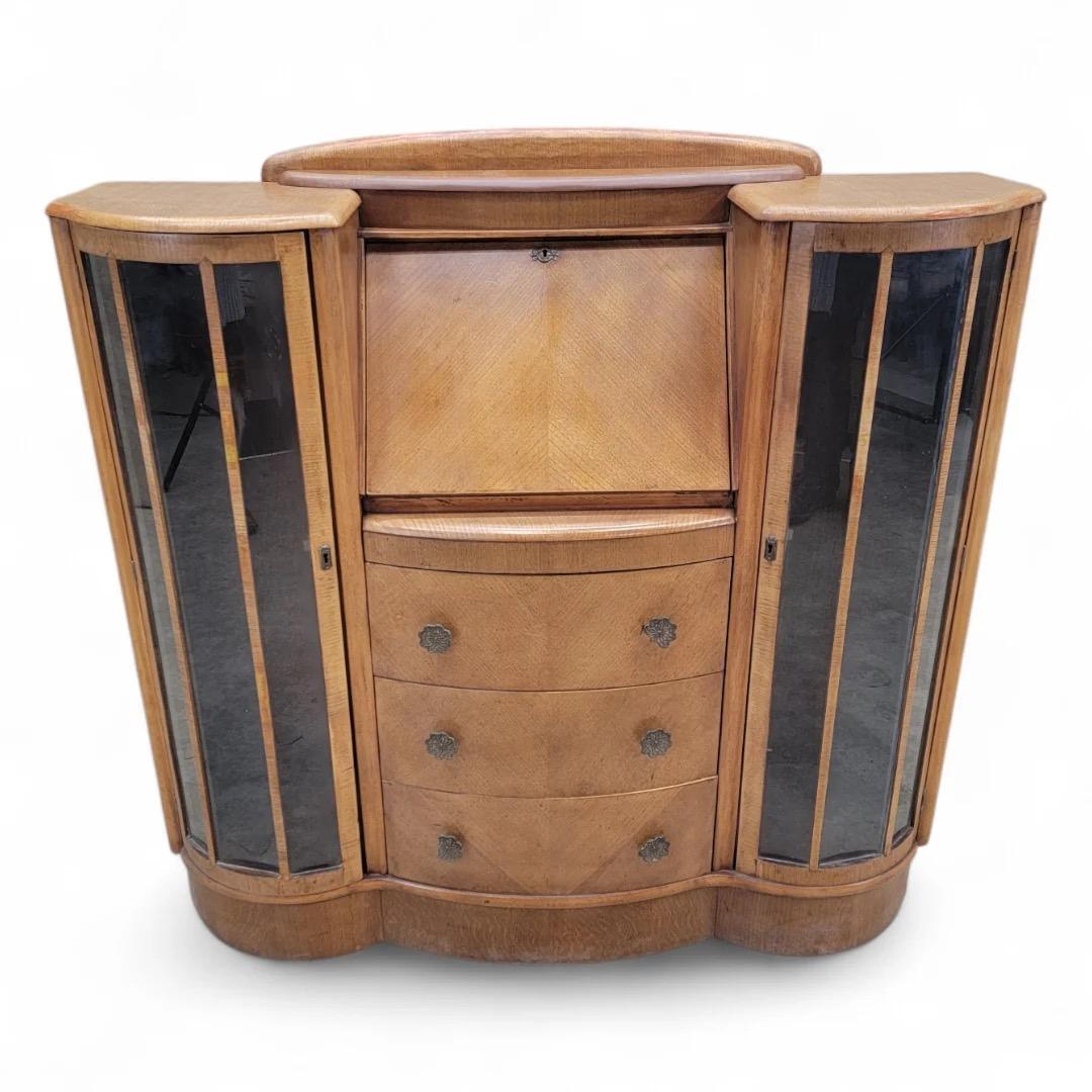 Art Deco Flip-Down Sekretär/Cocktail Dry Bar

Diese Art Deco Flip-Down Sekretär/Cocktail Dry Bar hat ein klassisches Design mit eleganten Glastüren auf jeder Seite und 3 Schubladen. Er ist aus hochwertigem Holz gefertigt und weist eine reiche Patina