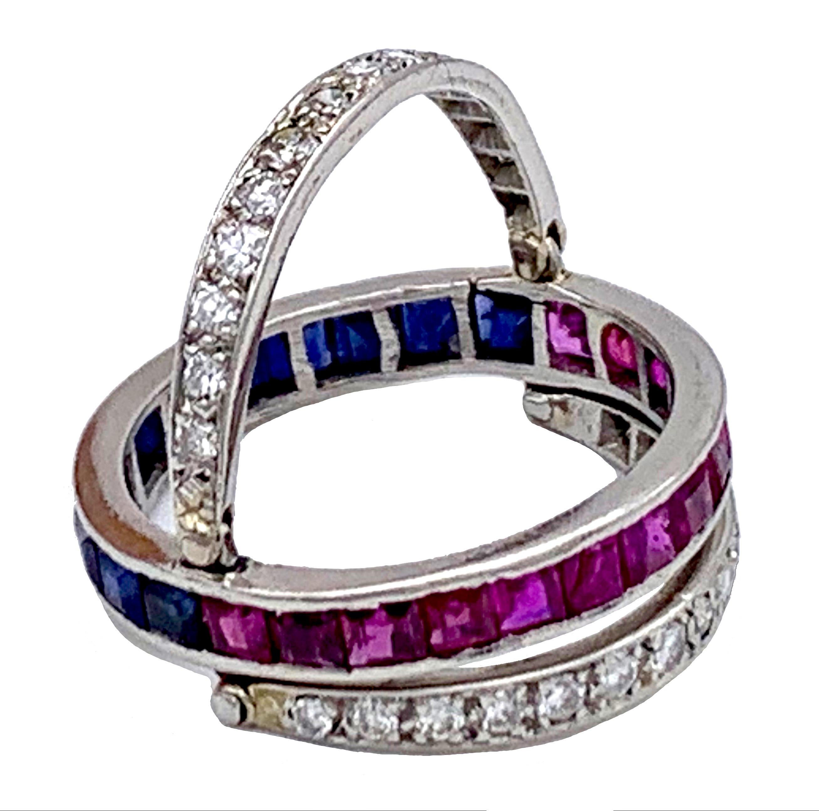 Taille mixte Bague d'éternité Art déco en platine avec rubis, saphirs et diamants en vente