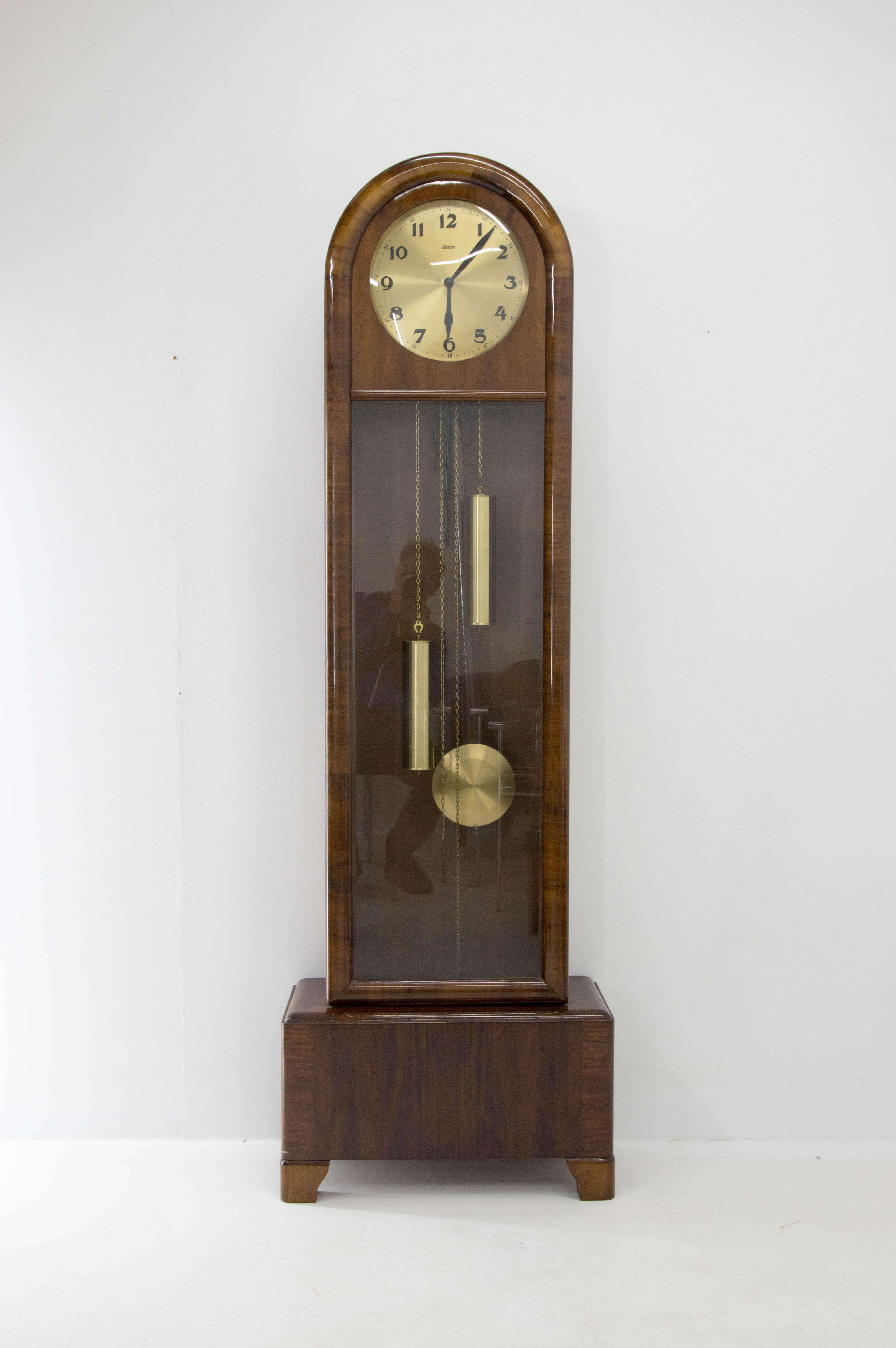Floor clock with case in walnut finish with brass column caps.
Made in Germany in 1930s or 1940s.
Perfect original condition.
Beautiful sound.