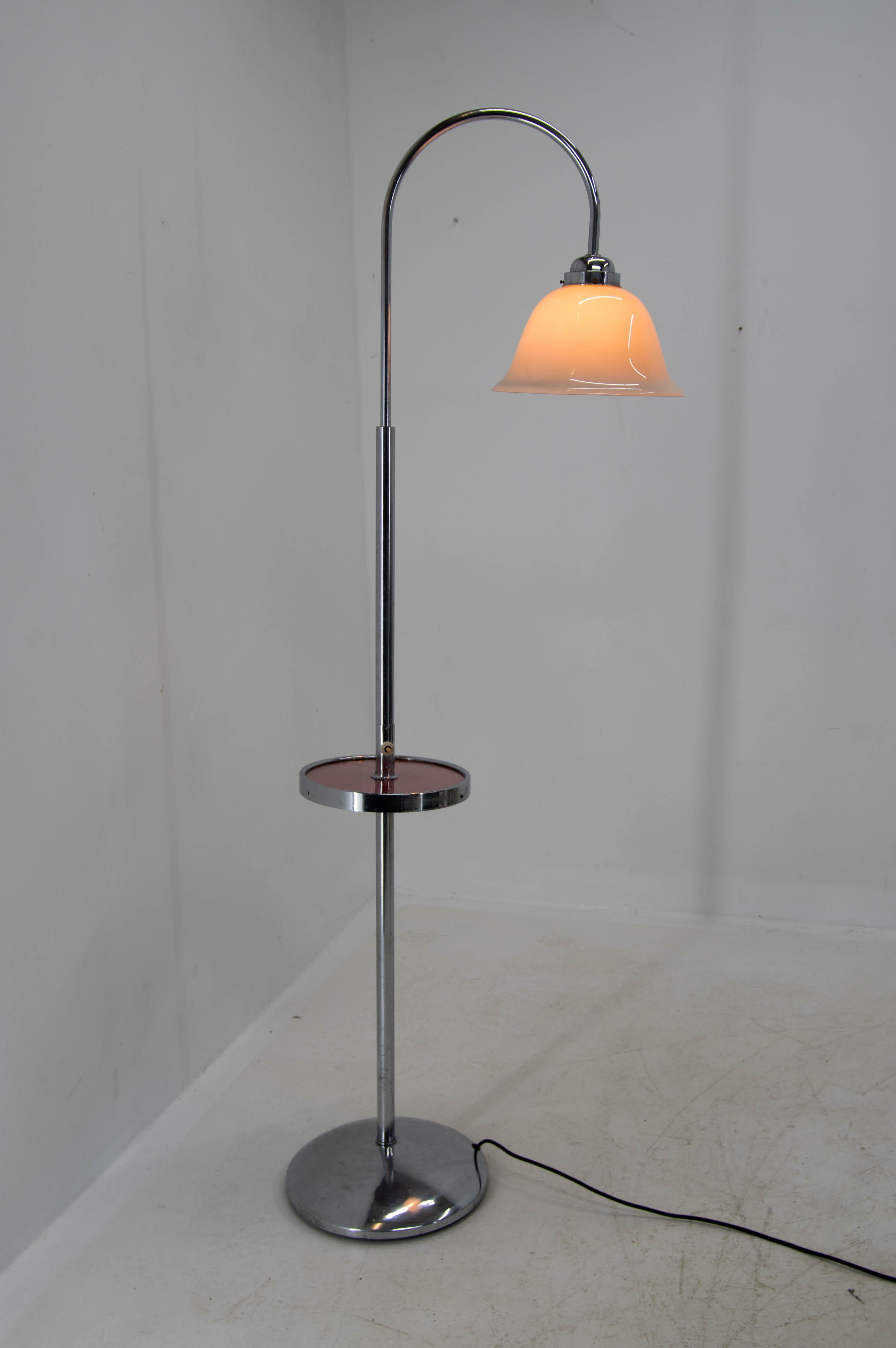 Chrome-plated Art Deco floor lamp.
Very good original condition.
Chrome with minor age patina.
Pink glass shade in perfect condition.
Rewired : 1x60W, E25-E27 bulb
US plug adapter included.
