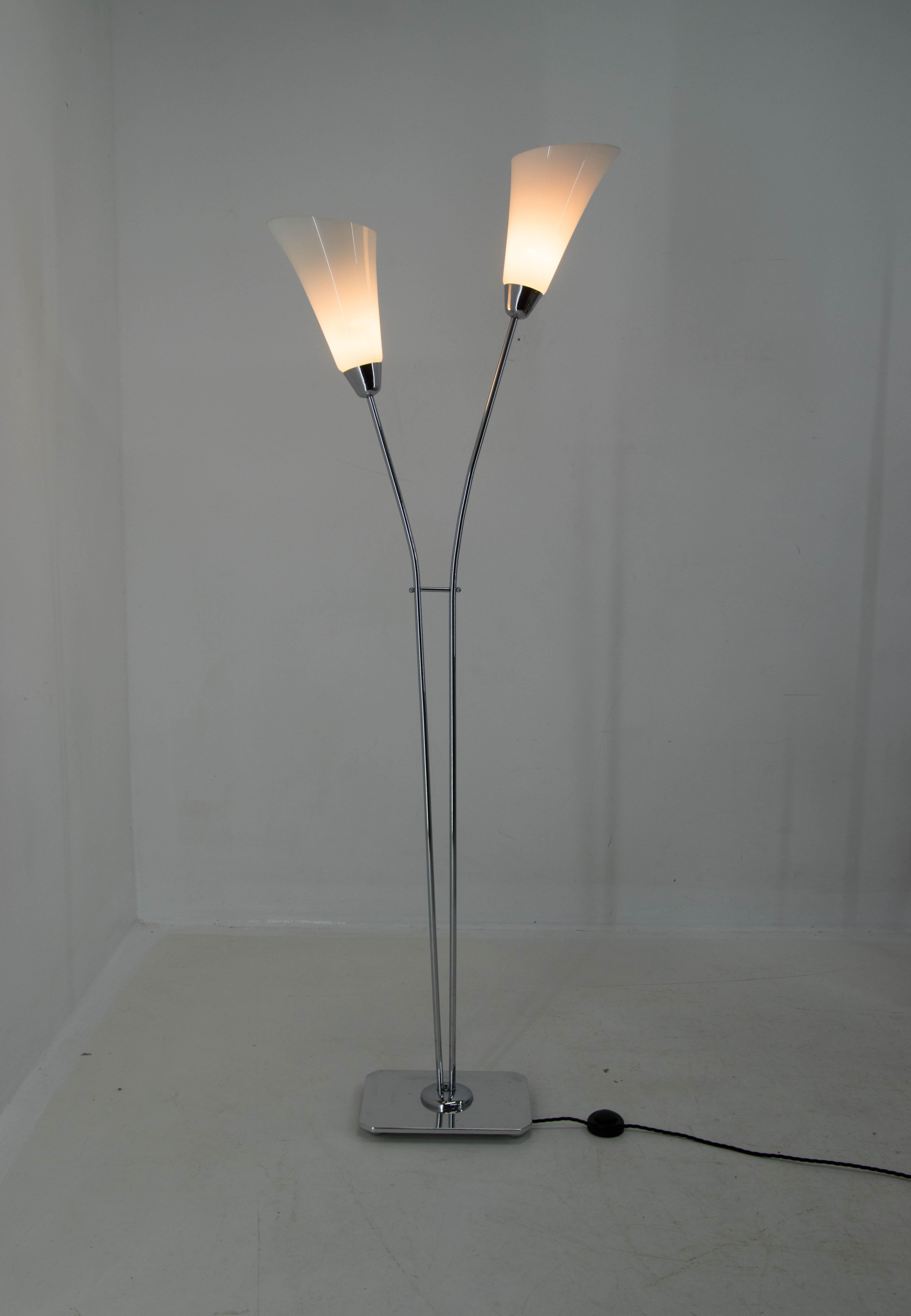 Art Deco floor lamp with two opaline glass shades.
Chrome polished.
Rewired: 2x40W, E25-E27 bulb
New foot switch.
US plug adapter included.